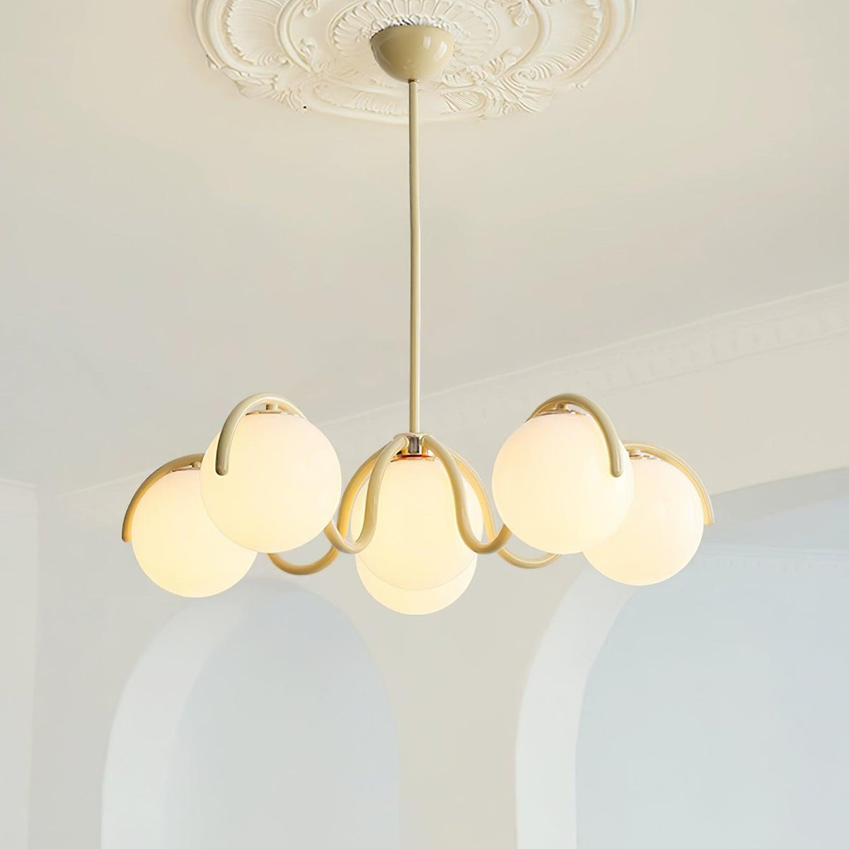 Eireine Kroonluchter met witte glazen bollen en gebogen frame