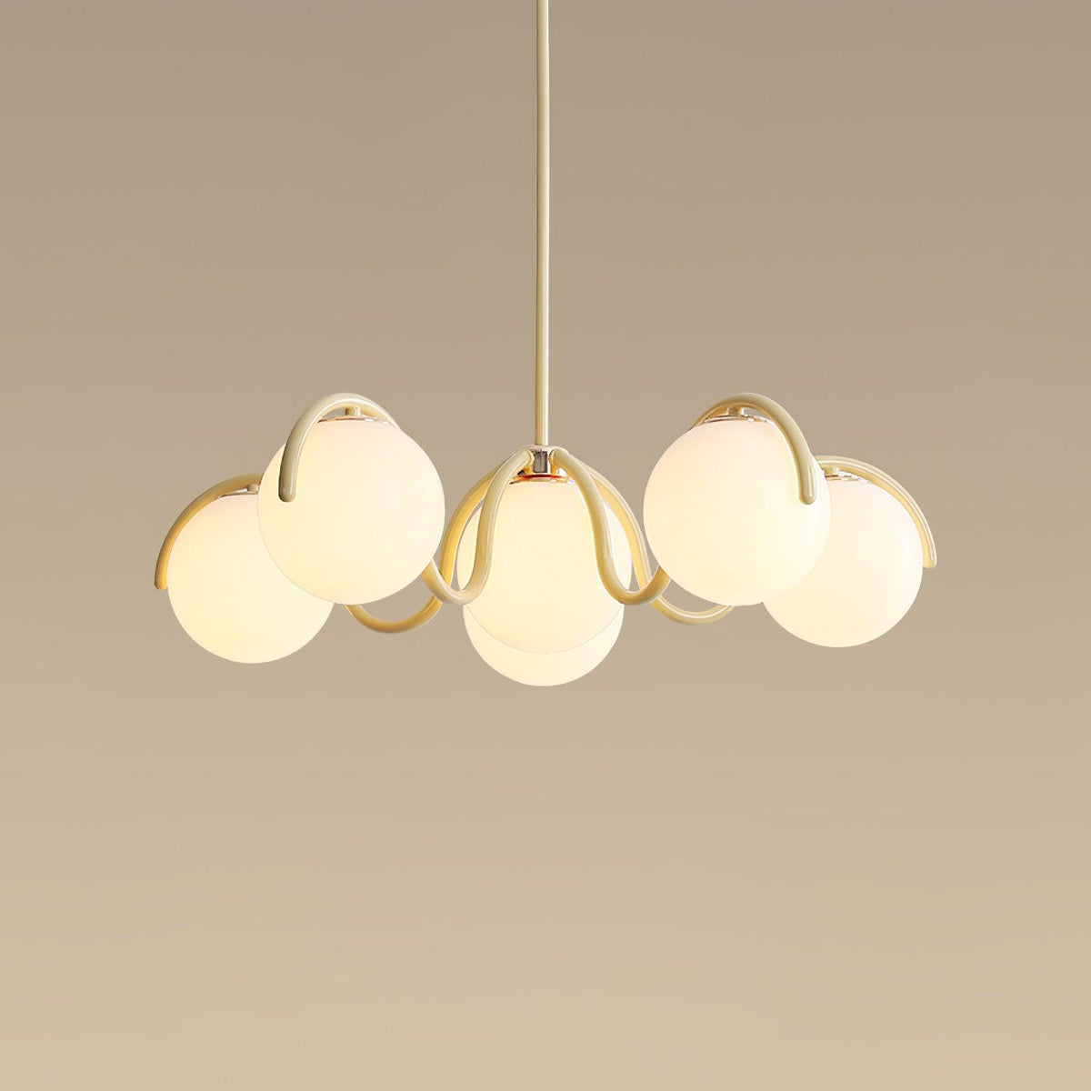 Eireine Kroonluchter met witte glazen bollen en gebogen frame