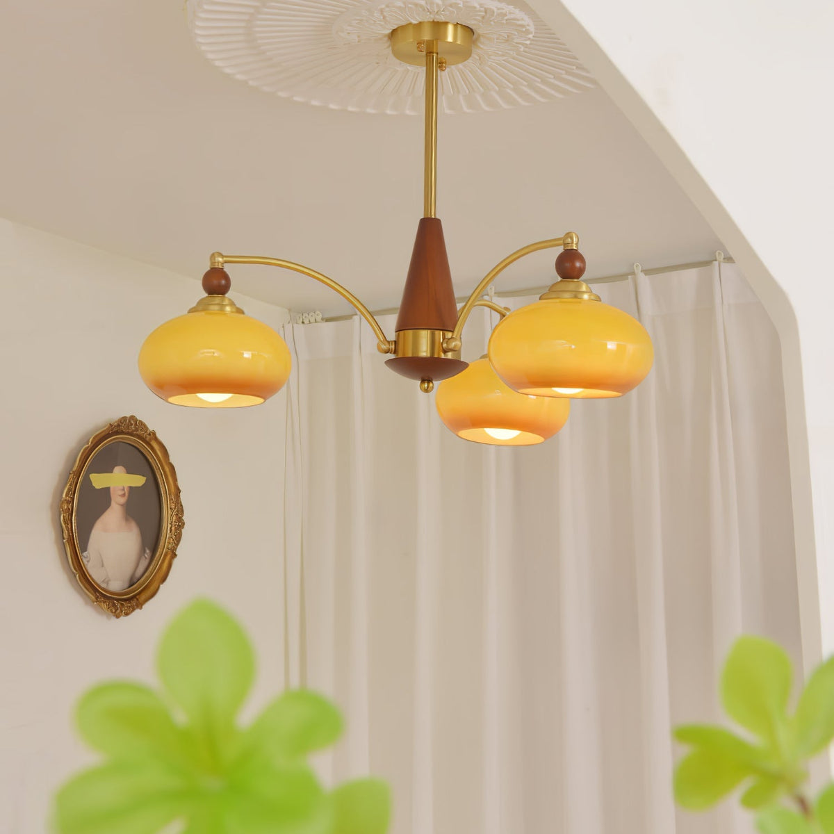 Vevely Retro hanglamp van messing met gele glasbol