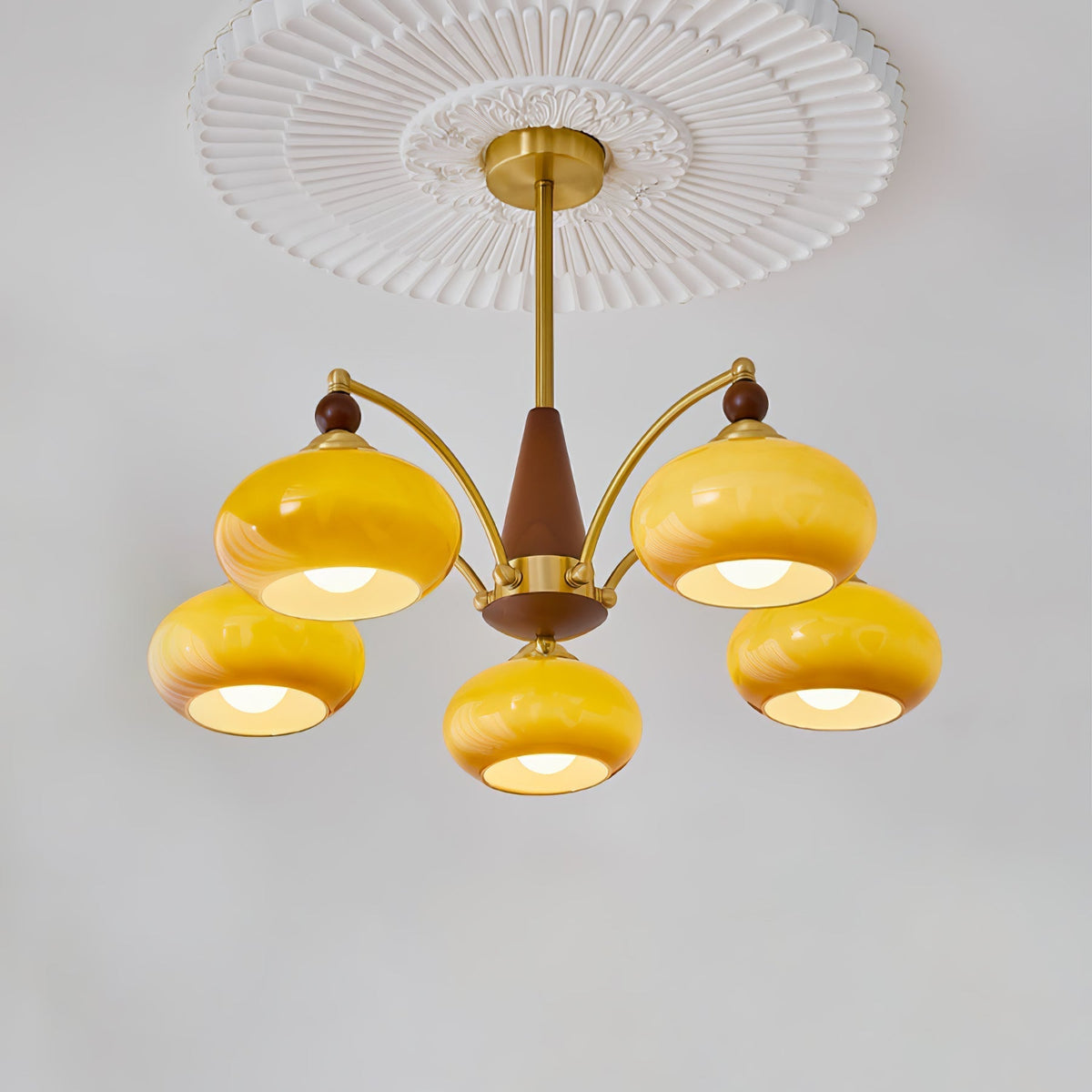 Vevely Retro hanglamp van messing met gele glasbol
