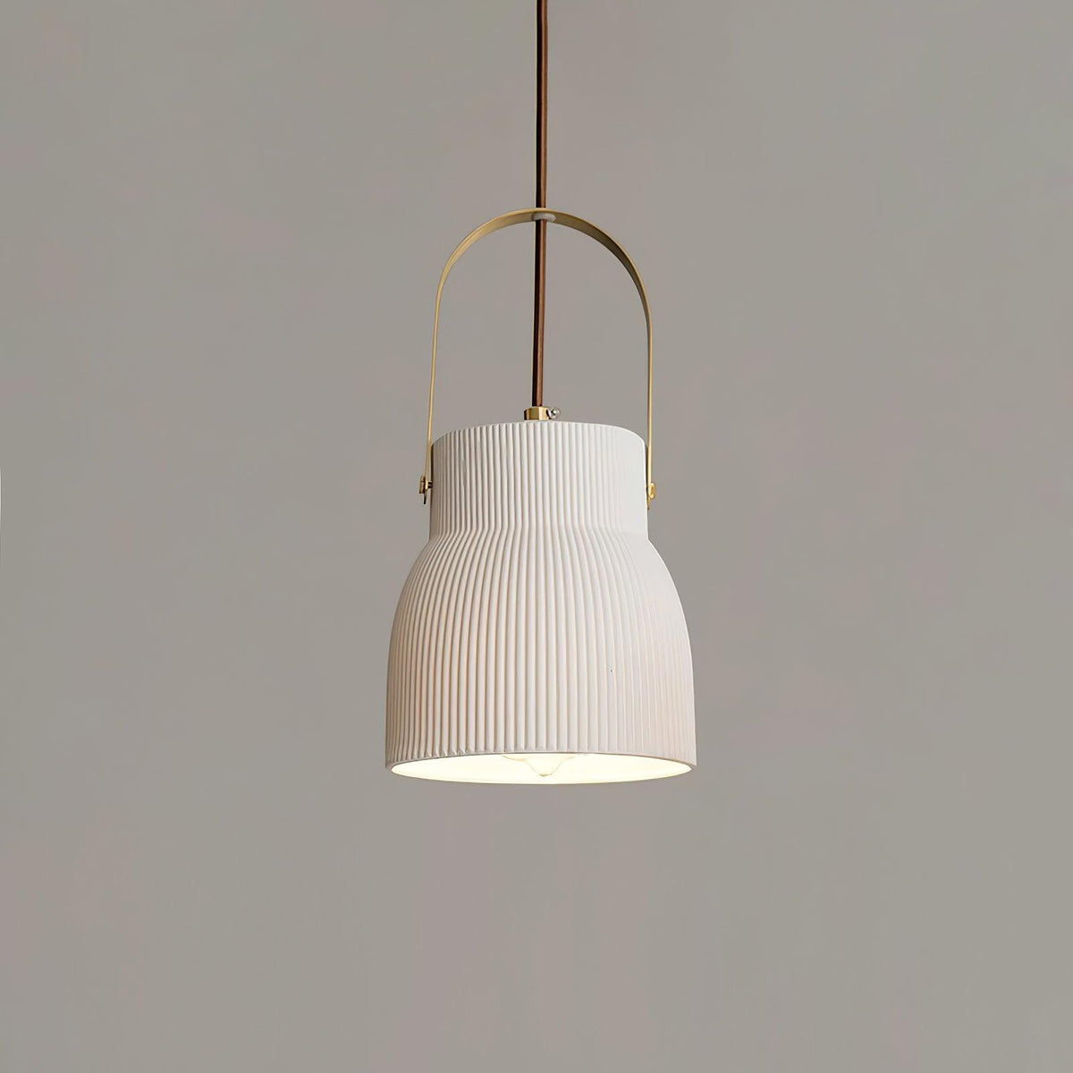 Hanglamp met ribbelstructuur in wit keramiek en messing handvat