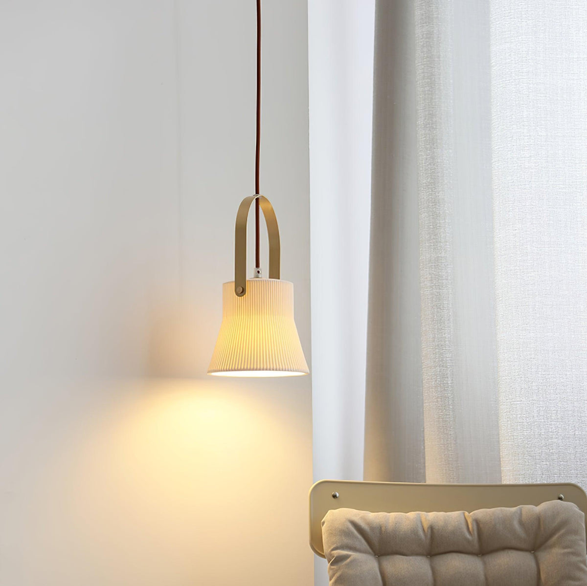 Hanglamp met ribbelstructuur in wit keramiek en messing handvat