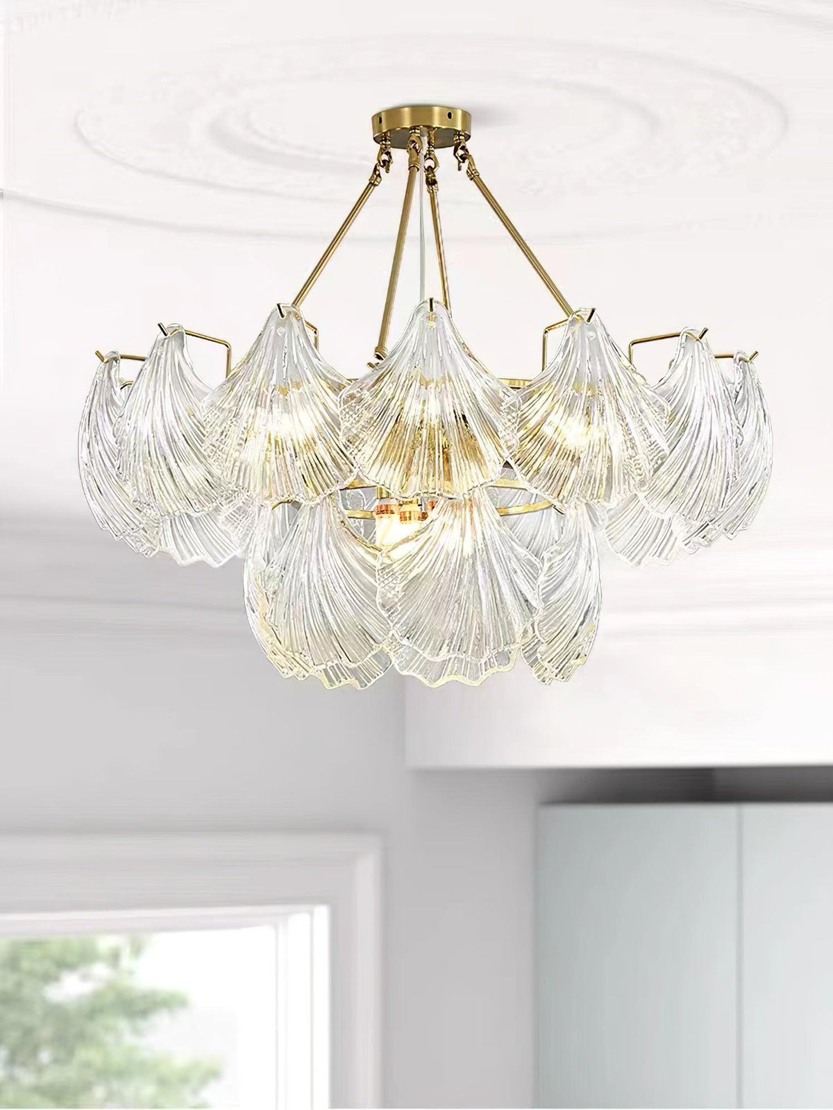 Veluaya plafondlamp met ribbelvormige glazen kap in goudkleurige afwerking
