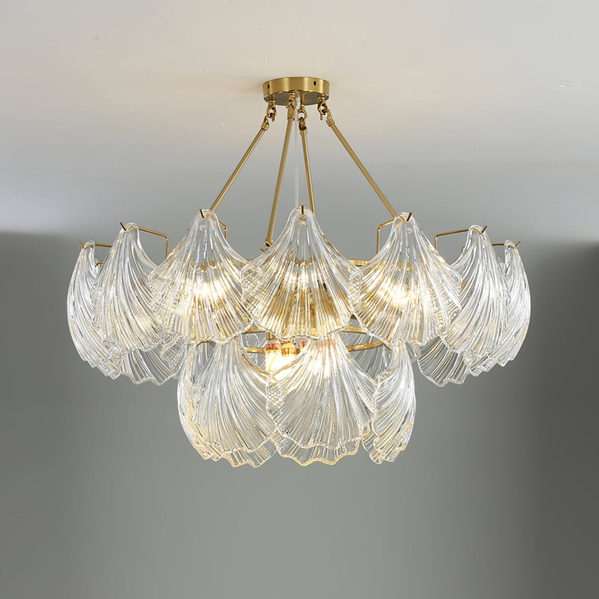 Veluaya plafondlamp met ribbelvormige glazen kap in goudkleurige afwerking