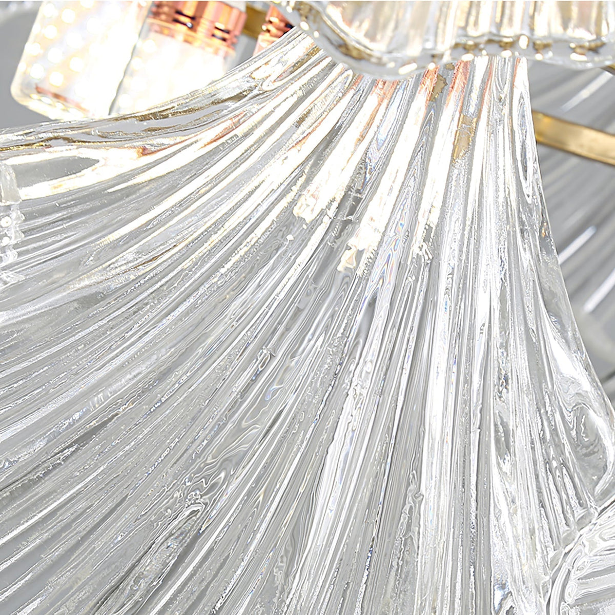Veluaya plafondlamp met ribbelvormige glazen kap in goudkleurige afwerking