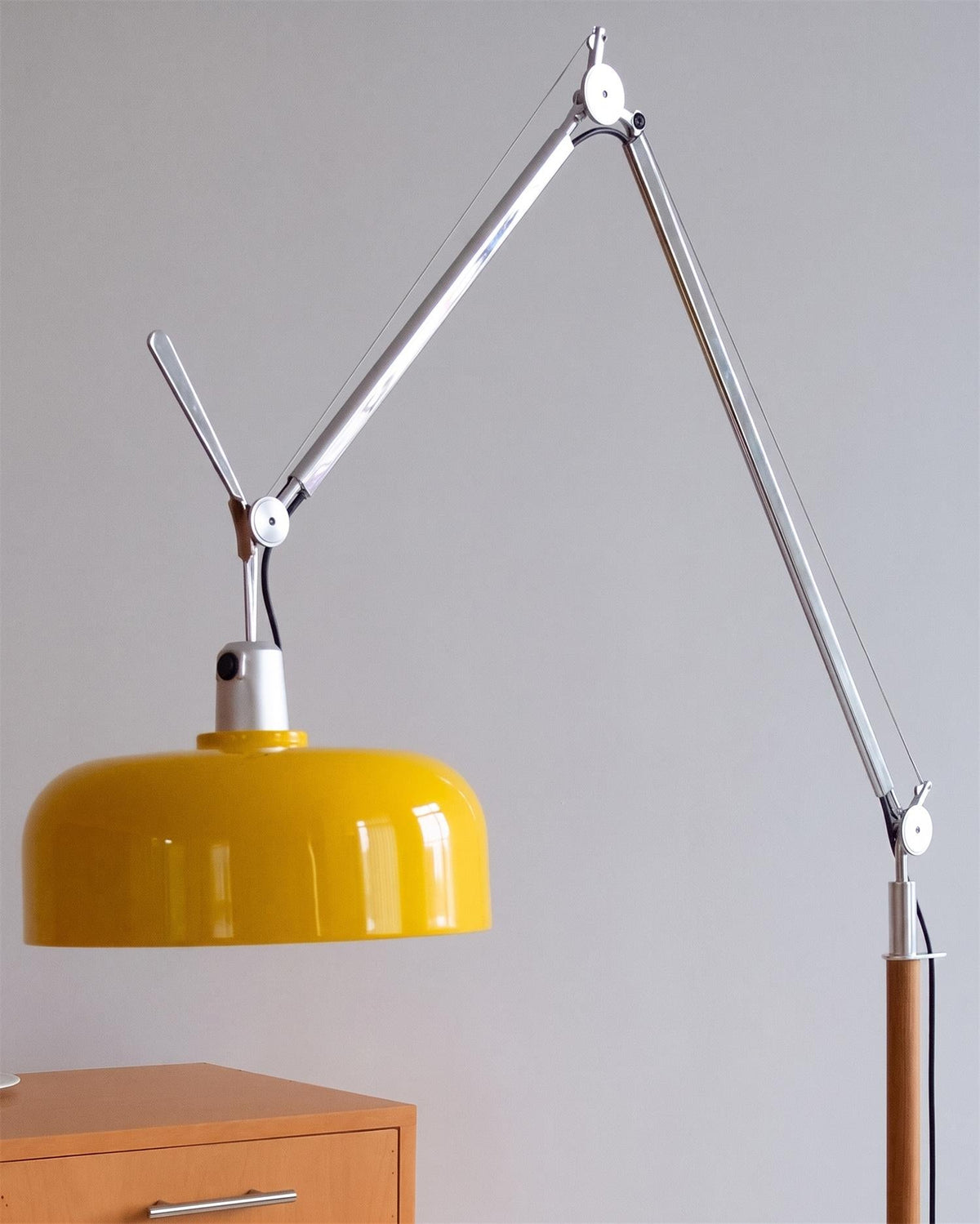 Rudy vloerlamp karmozijnrood esdoornhout met beweegbare arm