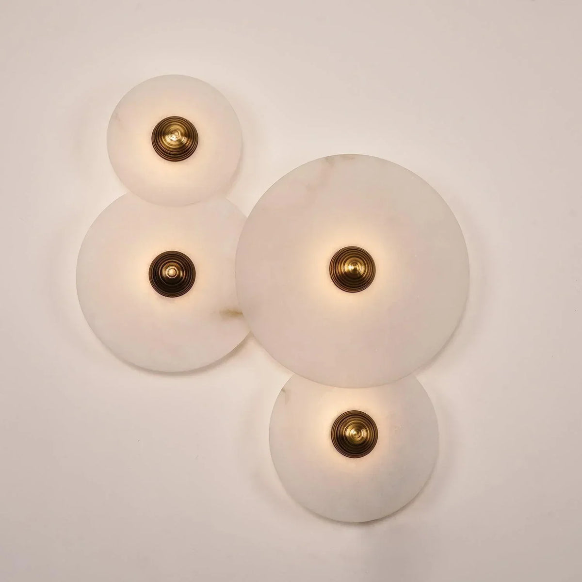 Slanke moderne minimalistische wandlamp van albast
