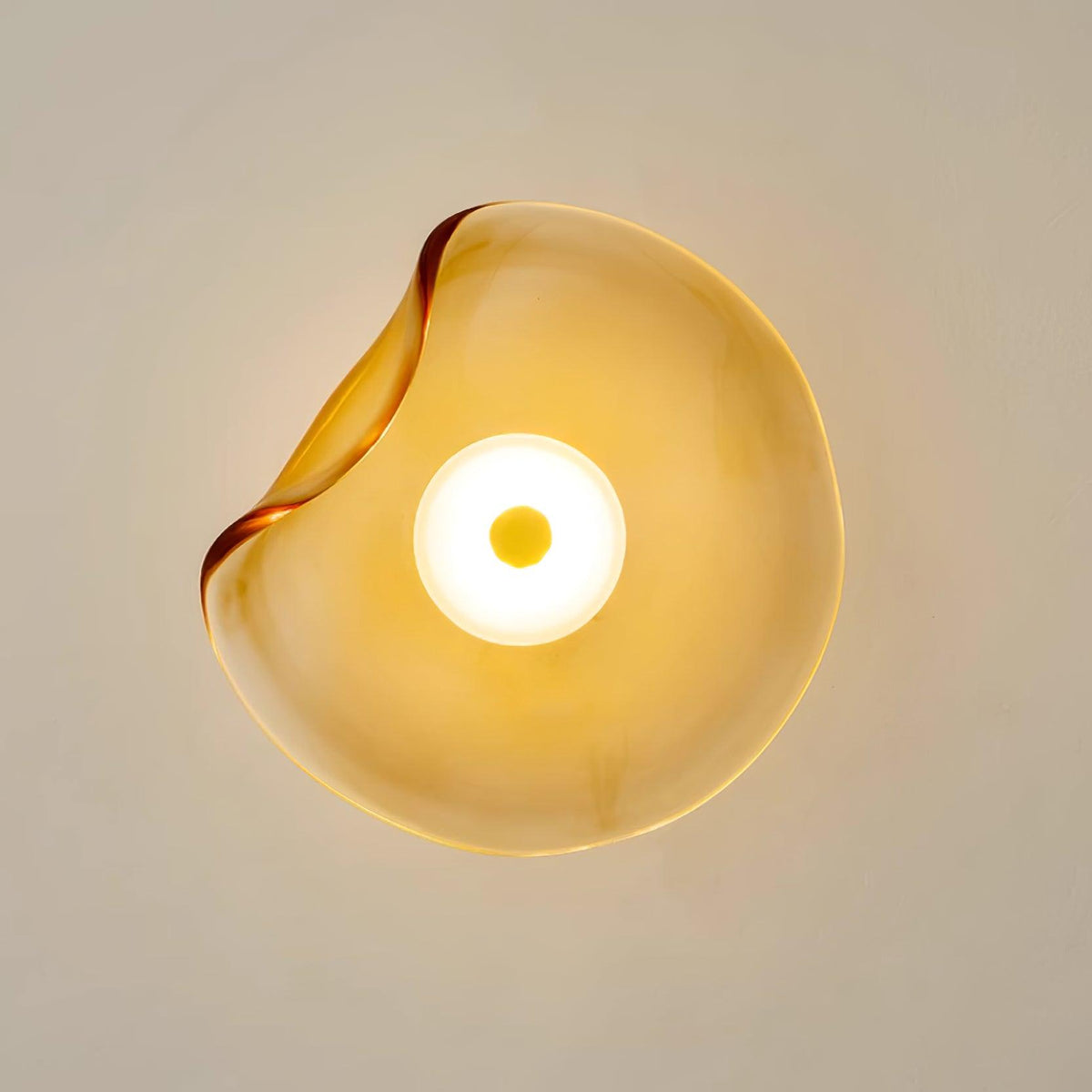 Kira wandlamp met amberkleurig glas