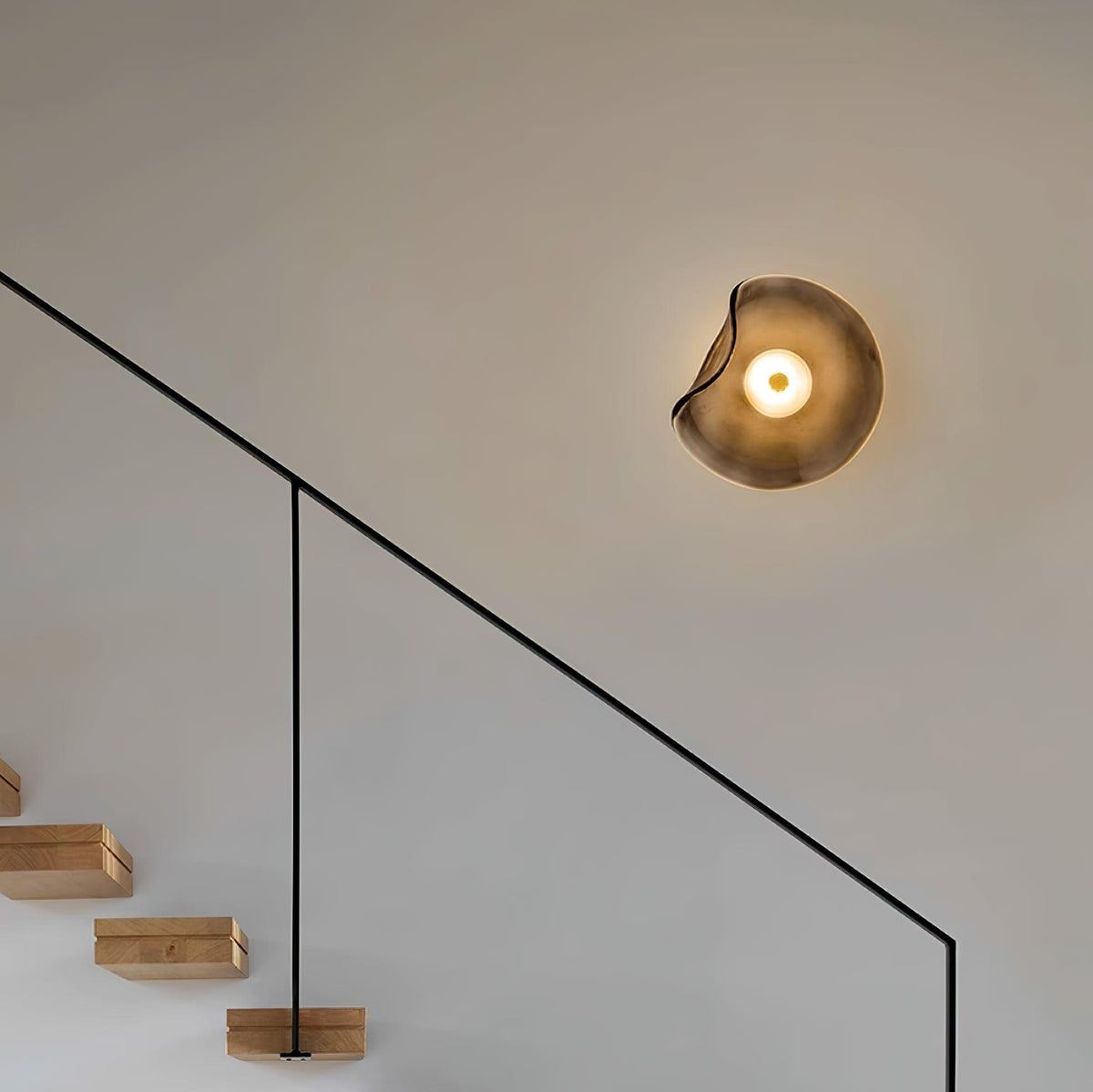 Kira wandlamp met amberkleurig glas