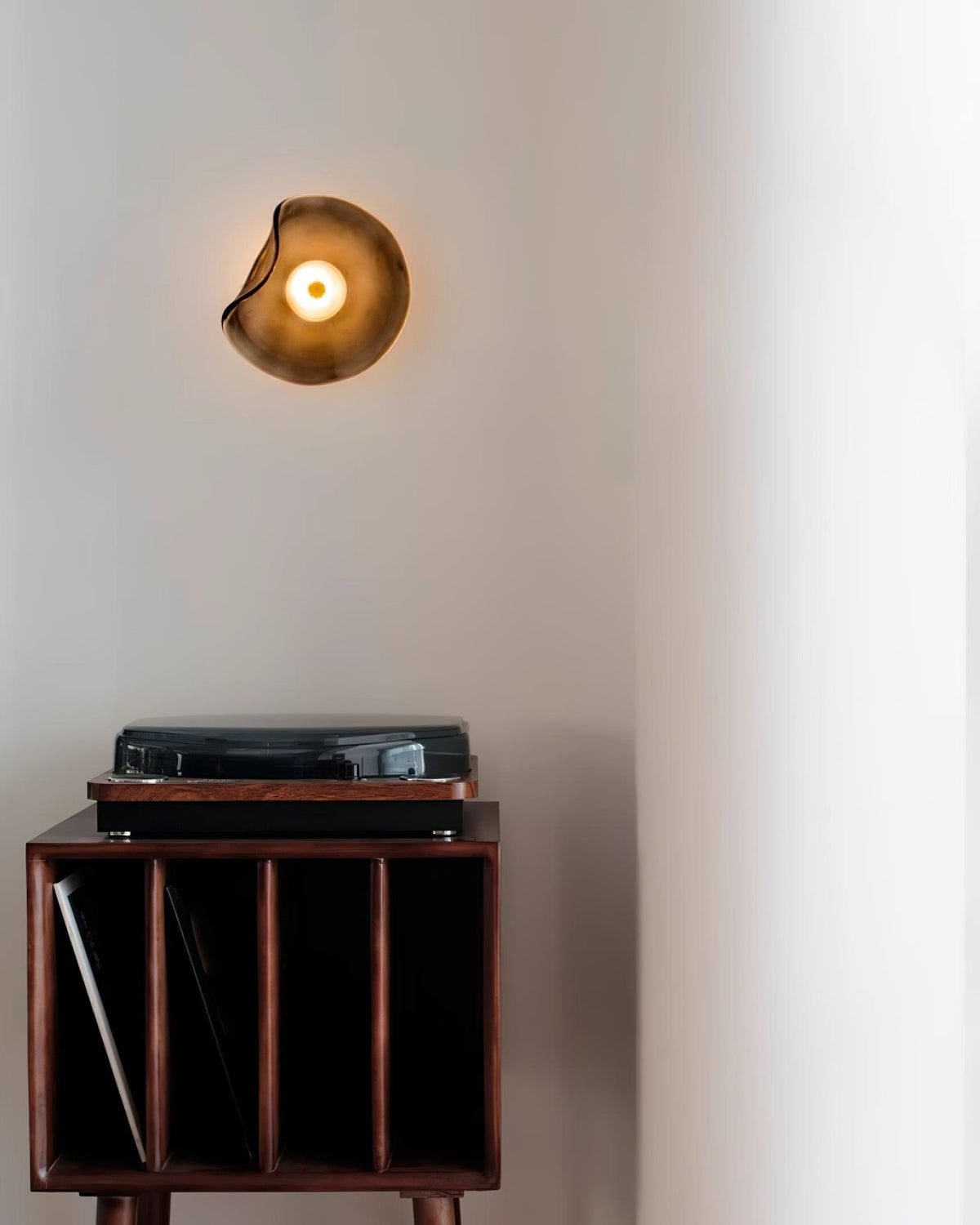Kira wandlamp met amberkleurig glas
