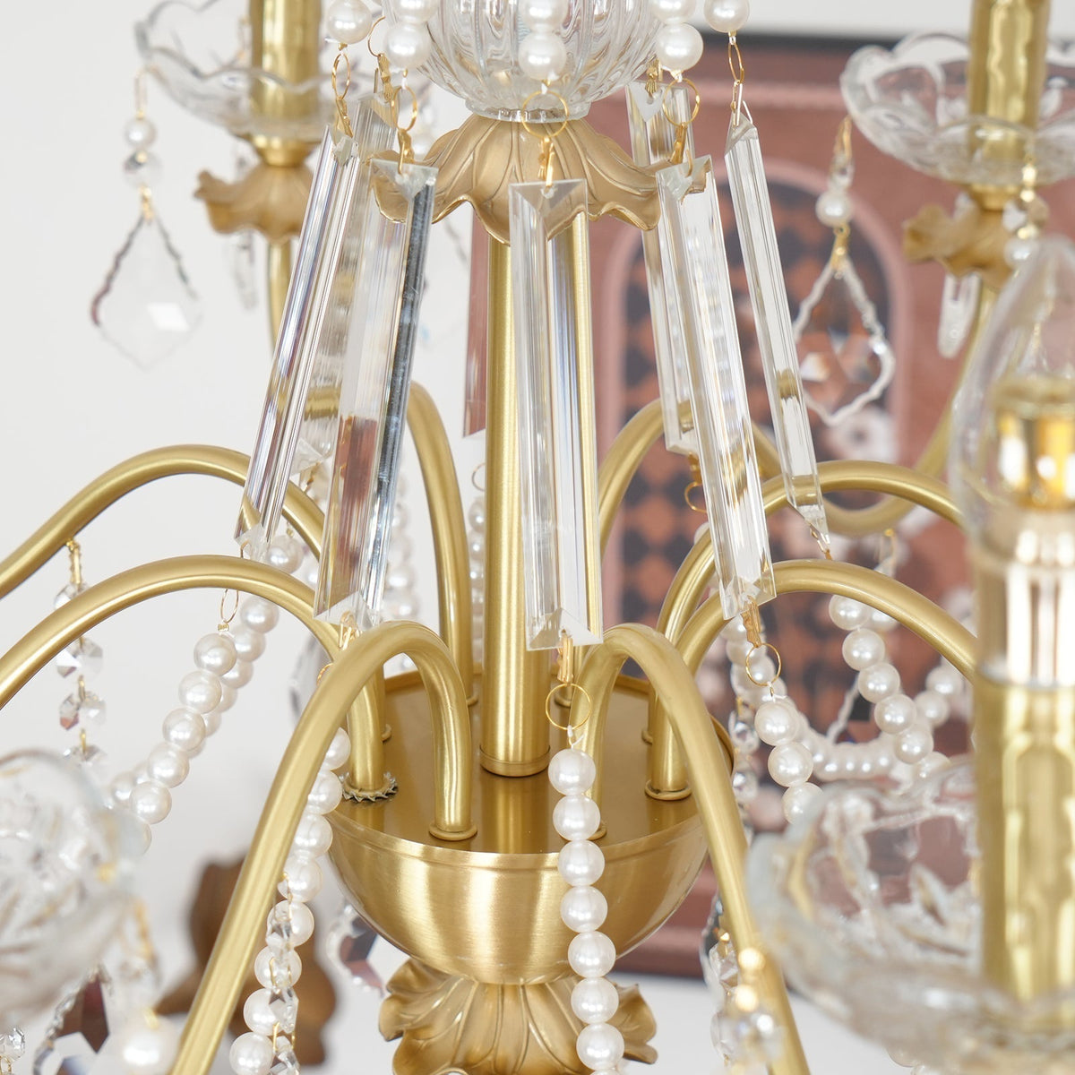 Vintage kroonluchter met messing lichaam en kristallen pareldruppels