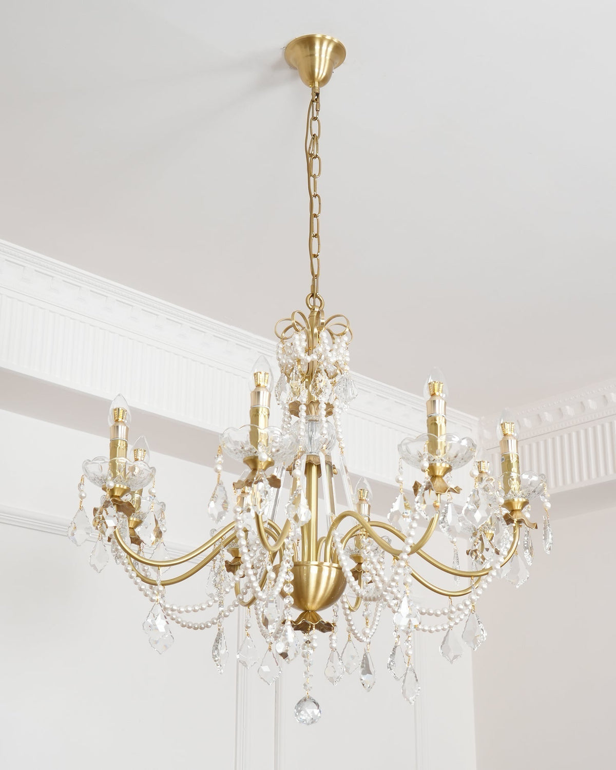 Vintage kroonluchter met messing lichaam en kristallen pareldruppels