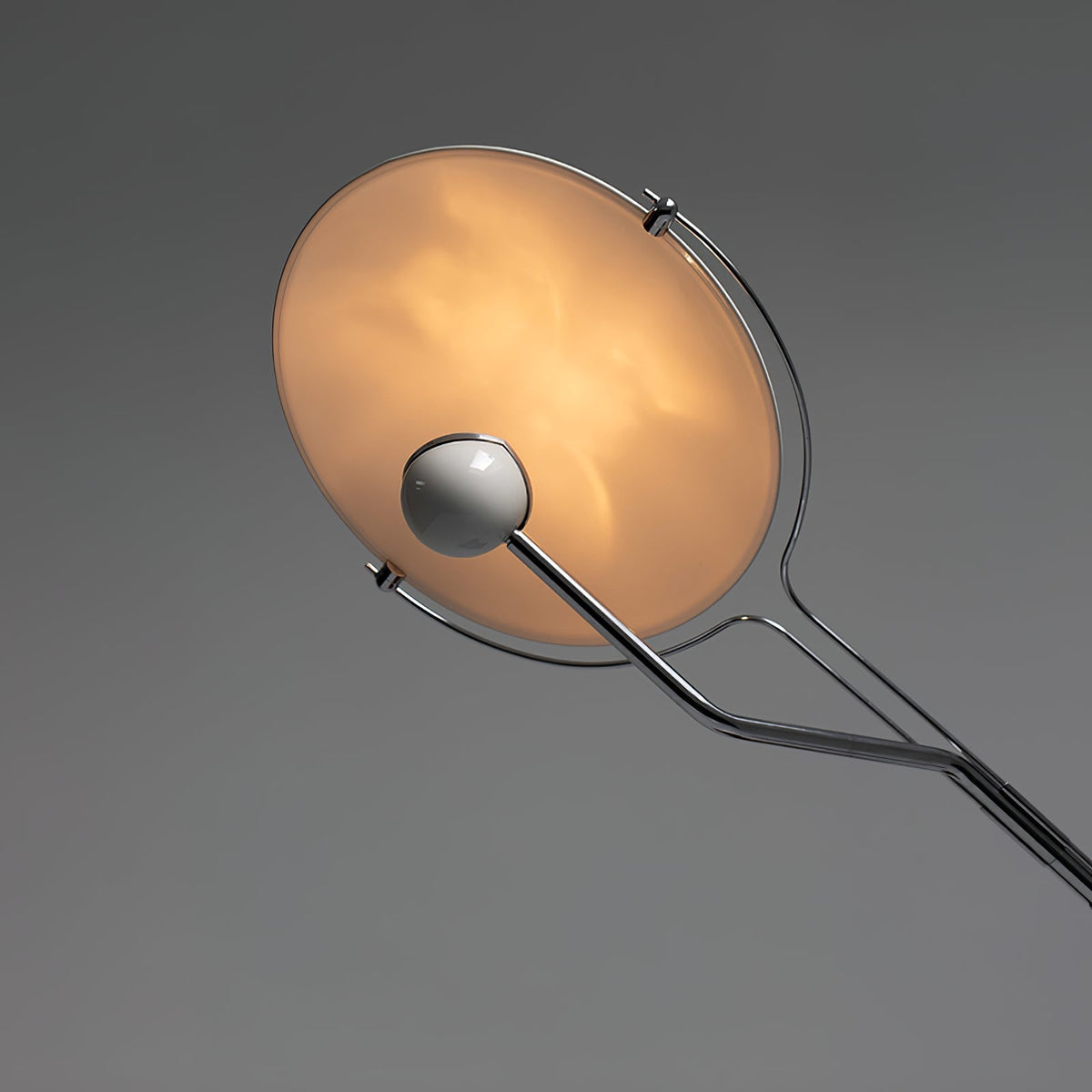 Olvenel vloerlamp met sculpturale chroom marmer