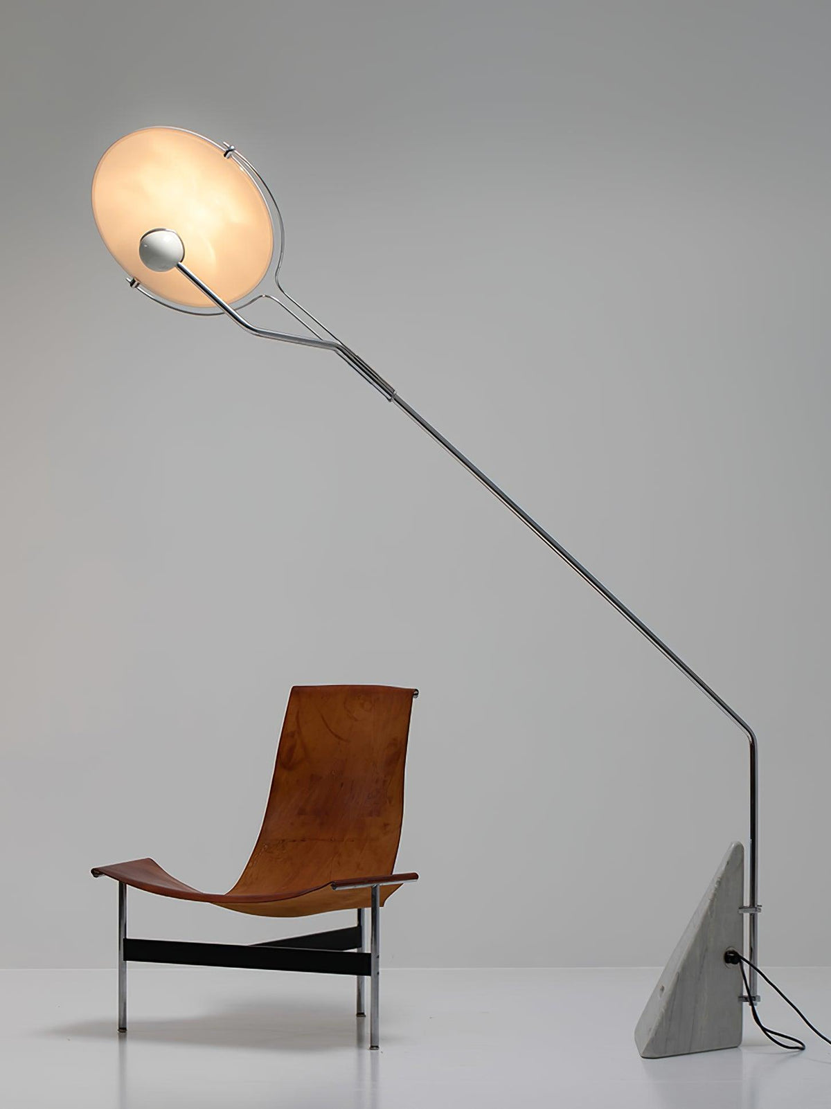 Olvenel vloerlamp met sculpturale chroom marmer