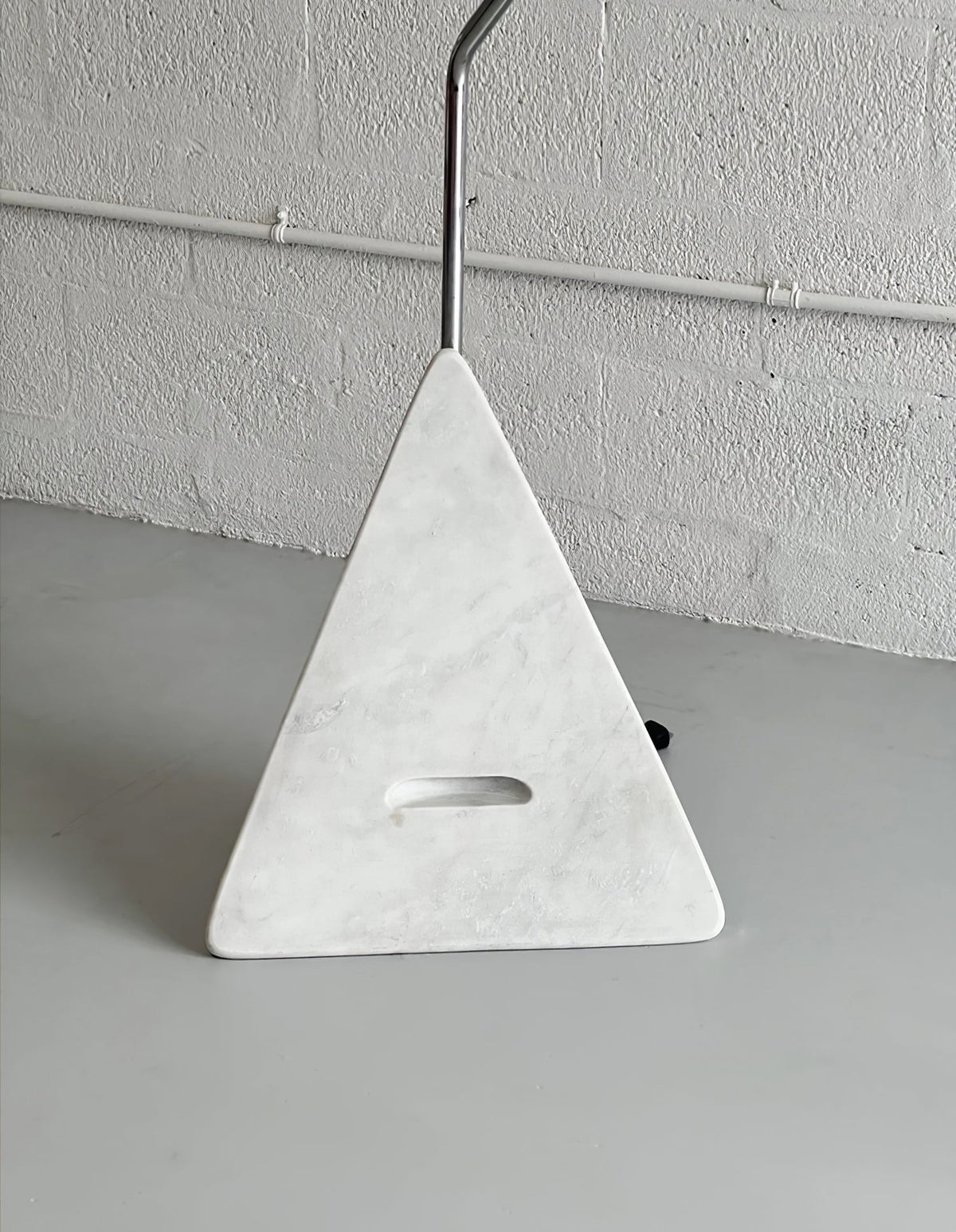 Olvenel vloerlamp met sculpturale chroom marmer