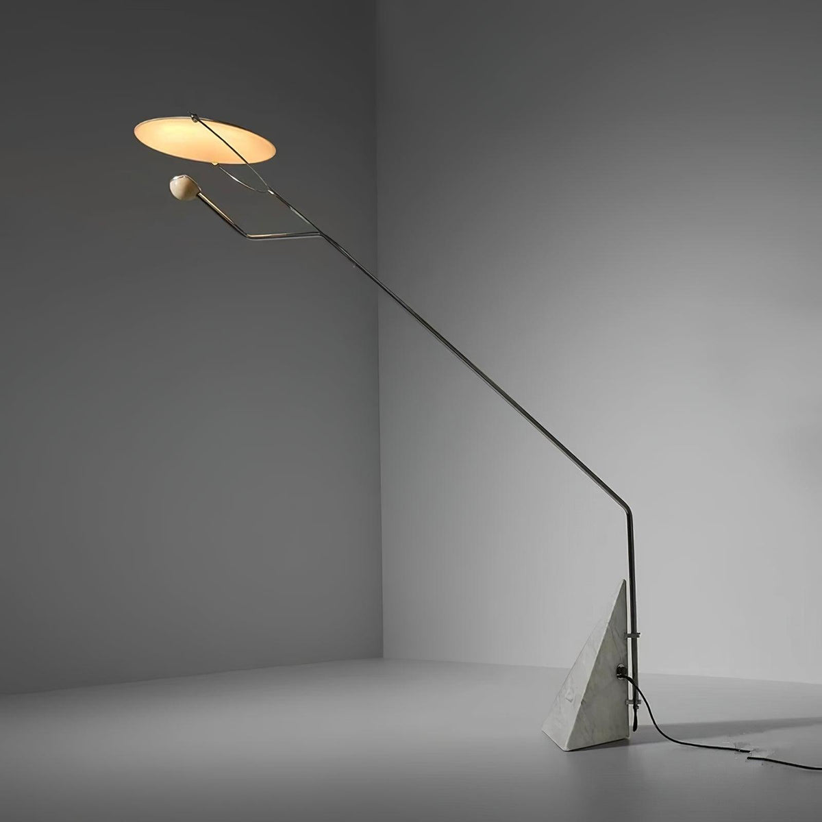 Olvenel vloerlamp met sculpturale chroom marmer