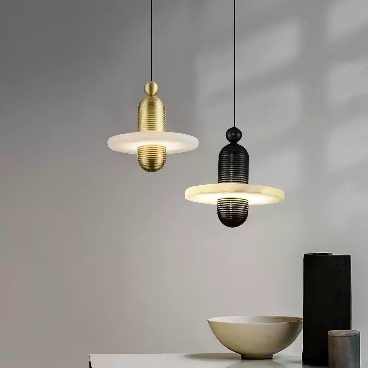 Avenirina hanglamp met geborsteld messing en albasten kap