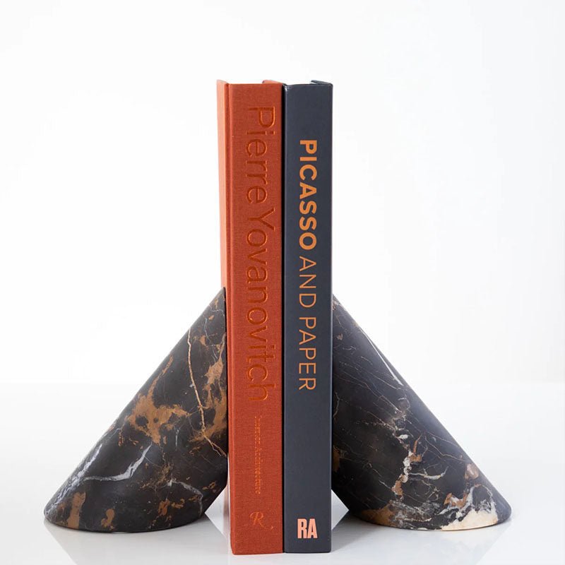Bastion gebeeldhouwde marmeren boekensteunen