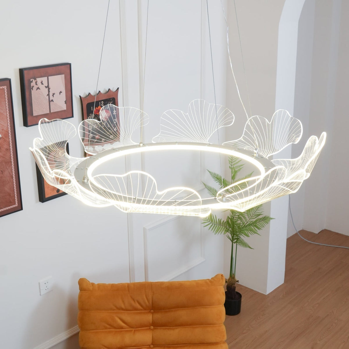 Lucisora hanglamp met mat acryl en bloemblaadring