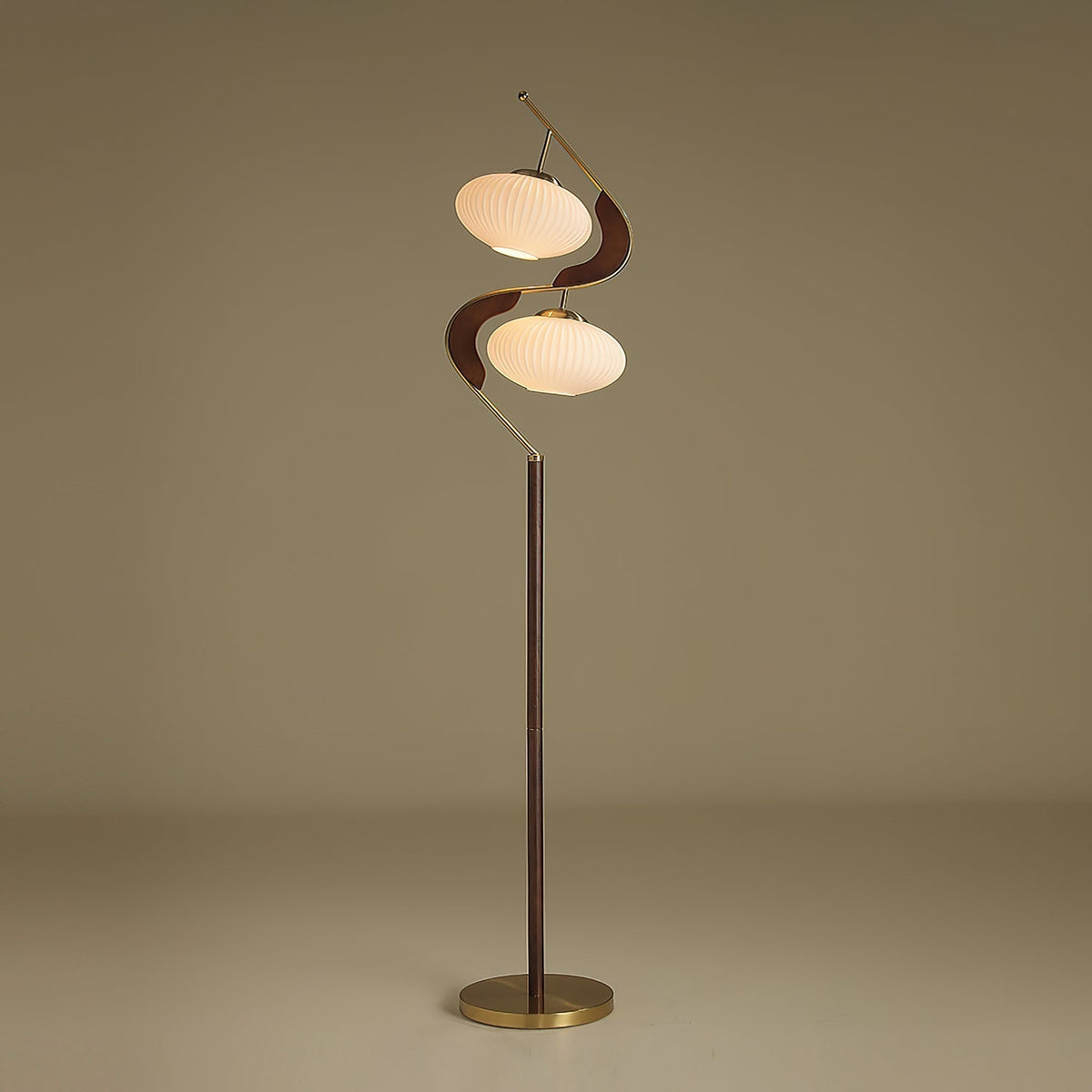 Miruaya moderne vloerlamp in walnootkleur en goud