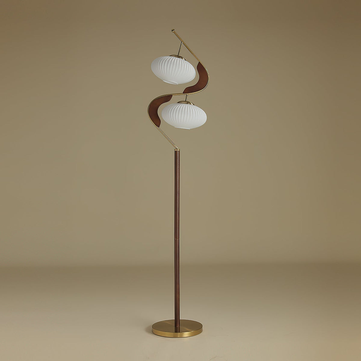 Miruaya moderne vloerlamp in walnootkleur en goud
