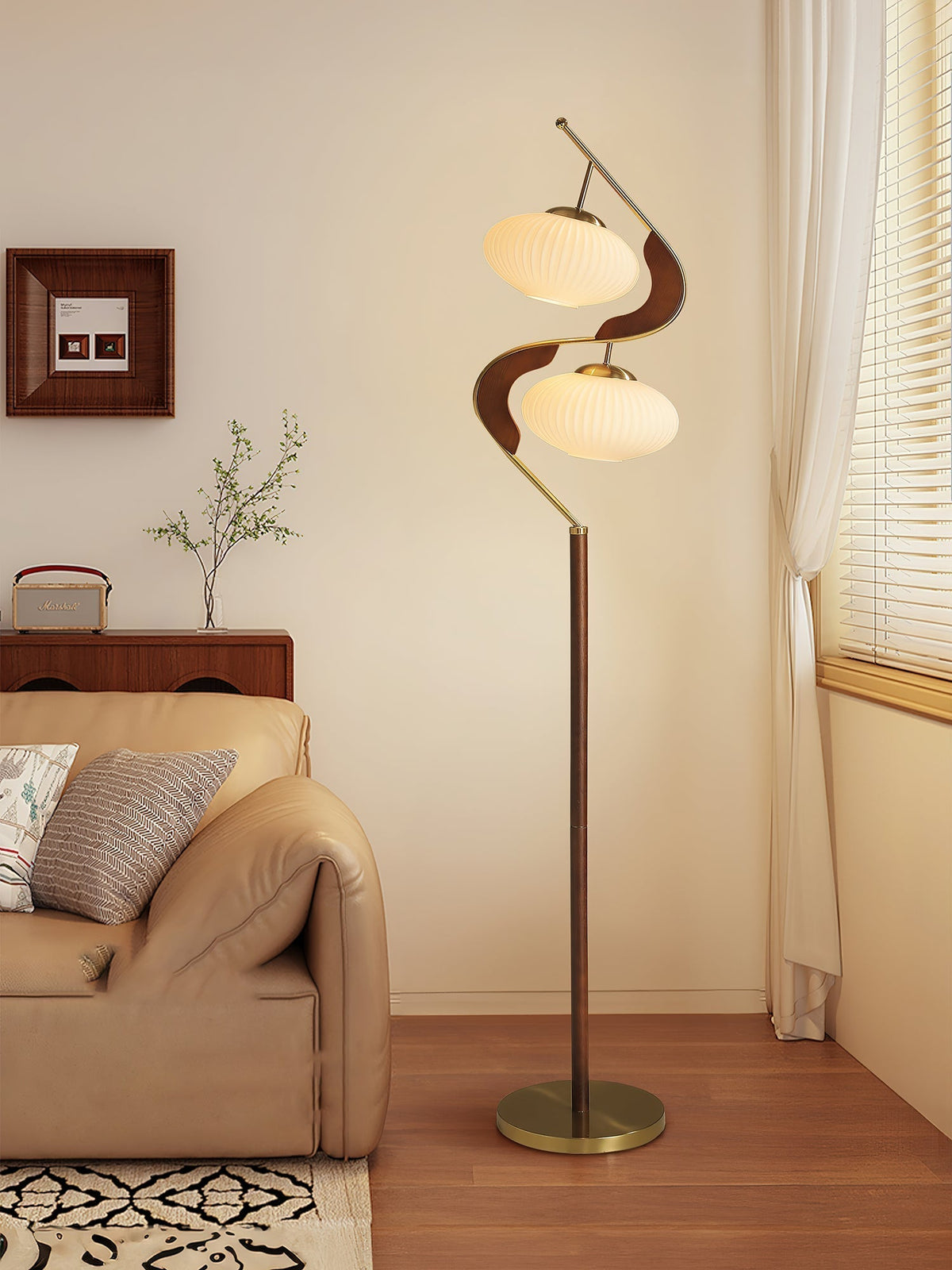 Miruaya moderne vloerlamp in walnootkleur en goud