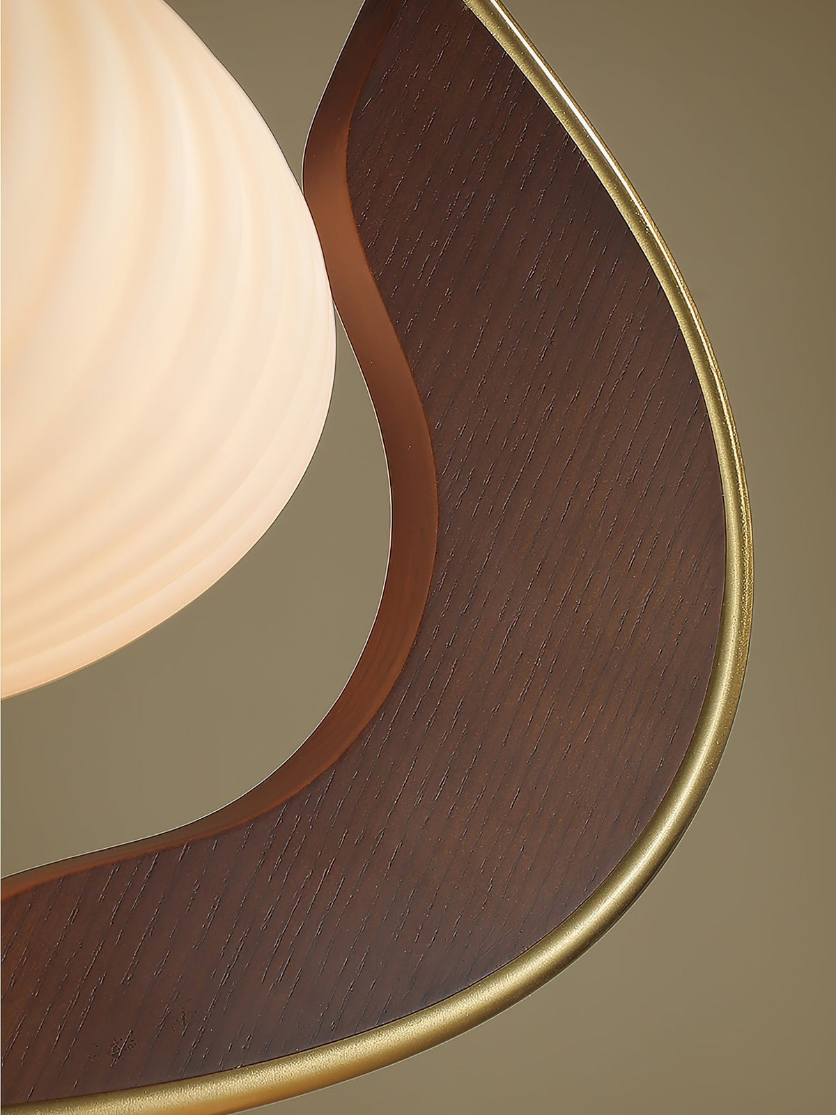 Miruaya moderne vloerlamp in walnootkleur en goud