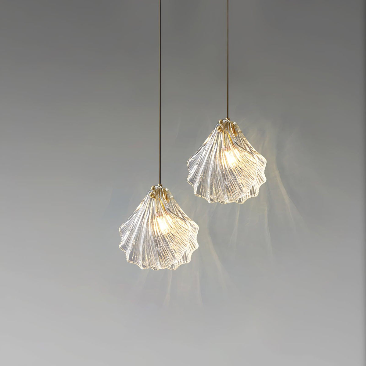 Veda hanglamp van glas met schelpontwerp, artistiek en elegant
