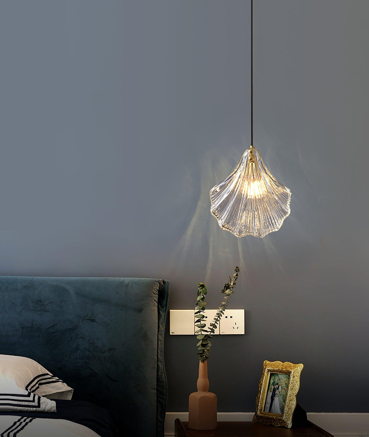 Veda hanglamp van glas met schelpontwerp, artistiek en elegant