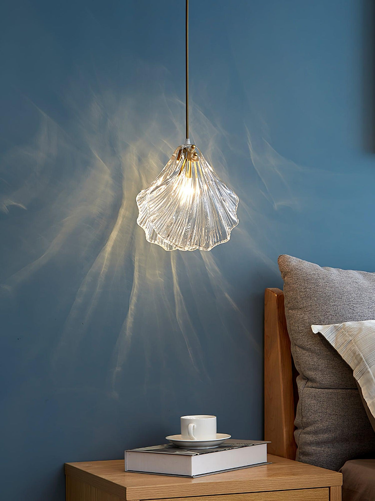 Veda hanglamp van glas met schelpontwerp, artistiek en elegant