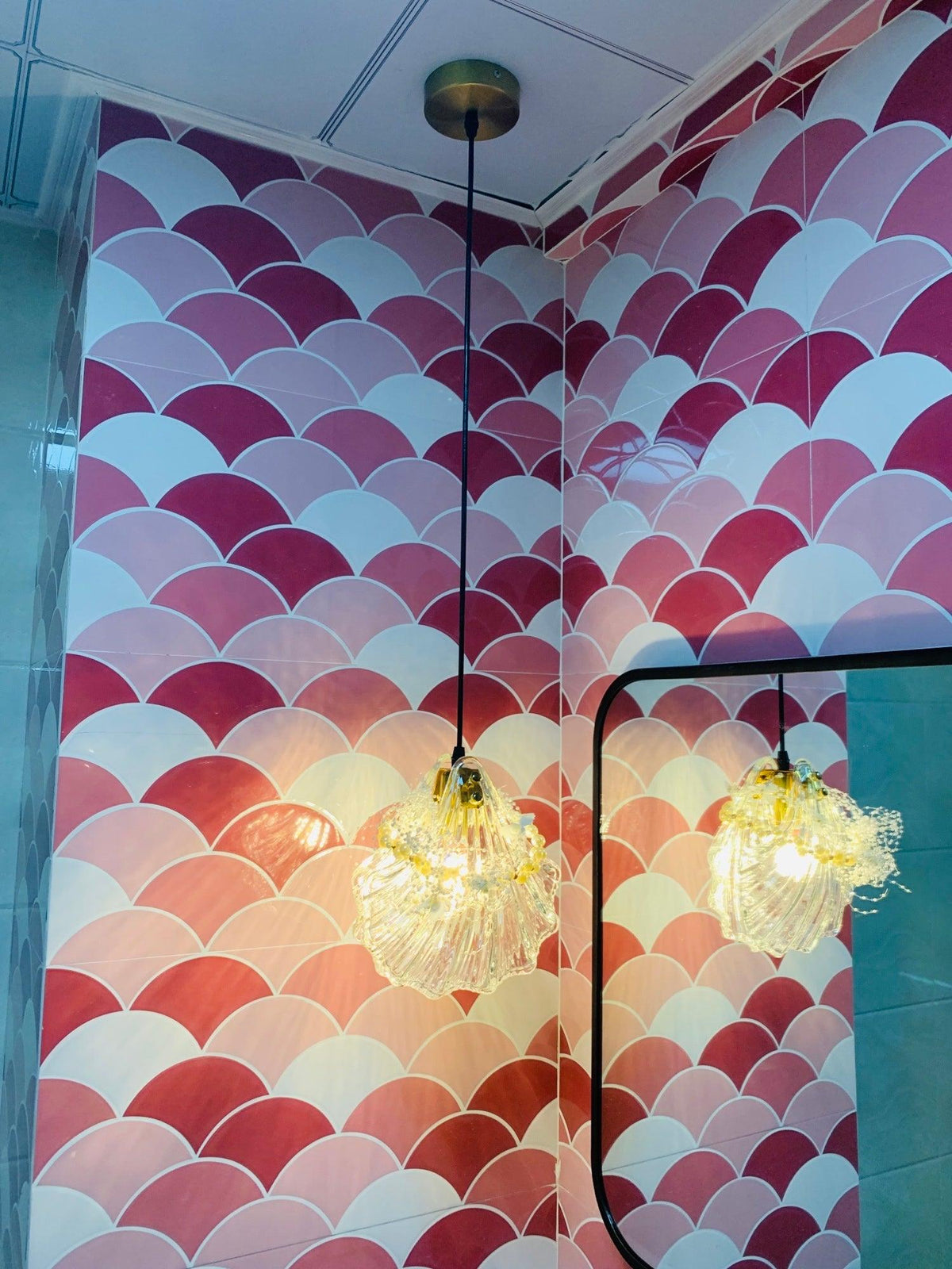 Veda hanglamp van glas met schelpontwerp, artistiek en elegant