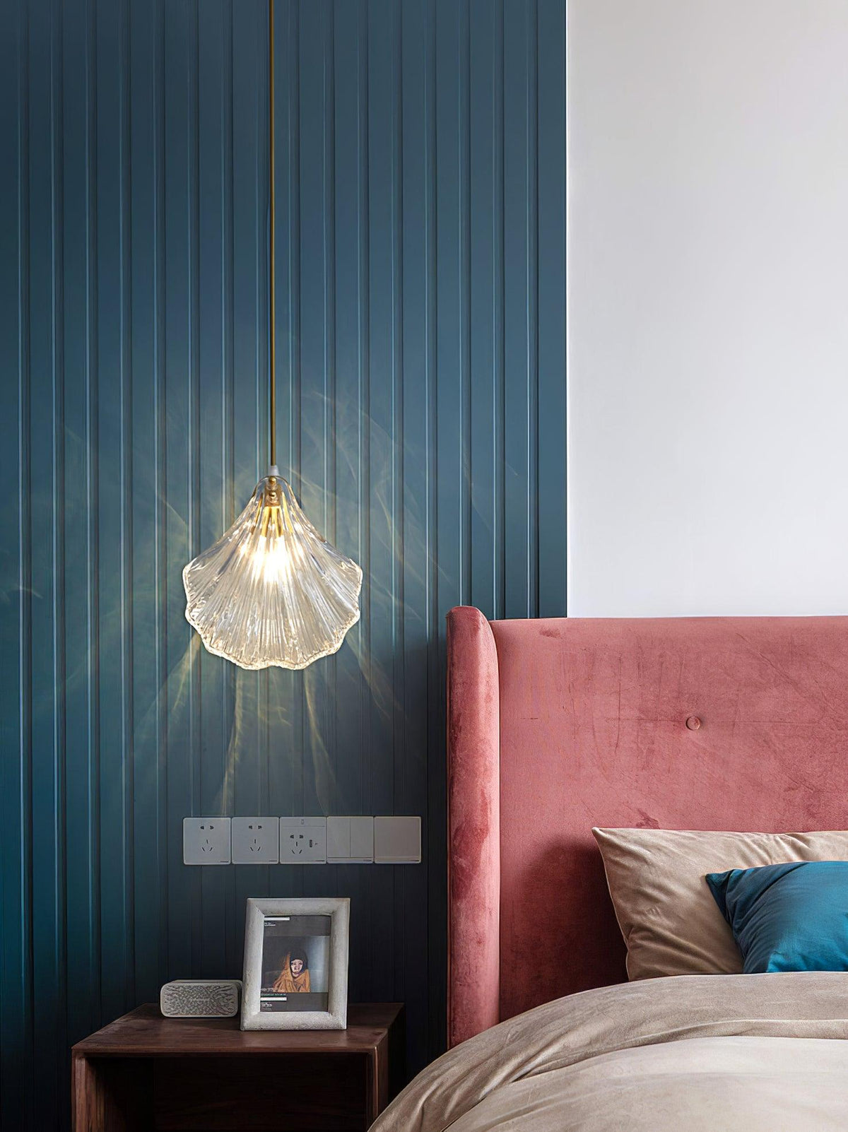 Veda hanglamp van glas met schelpontwerp, artistiek en elegant