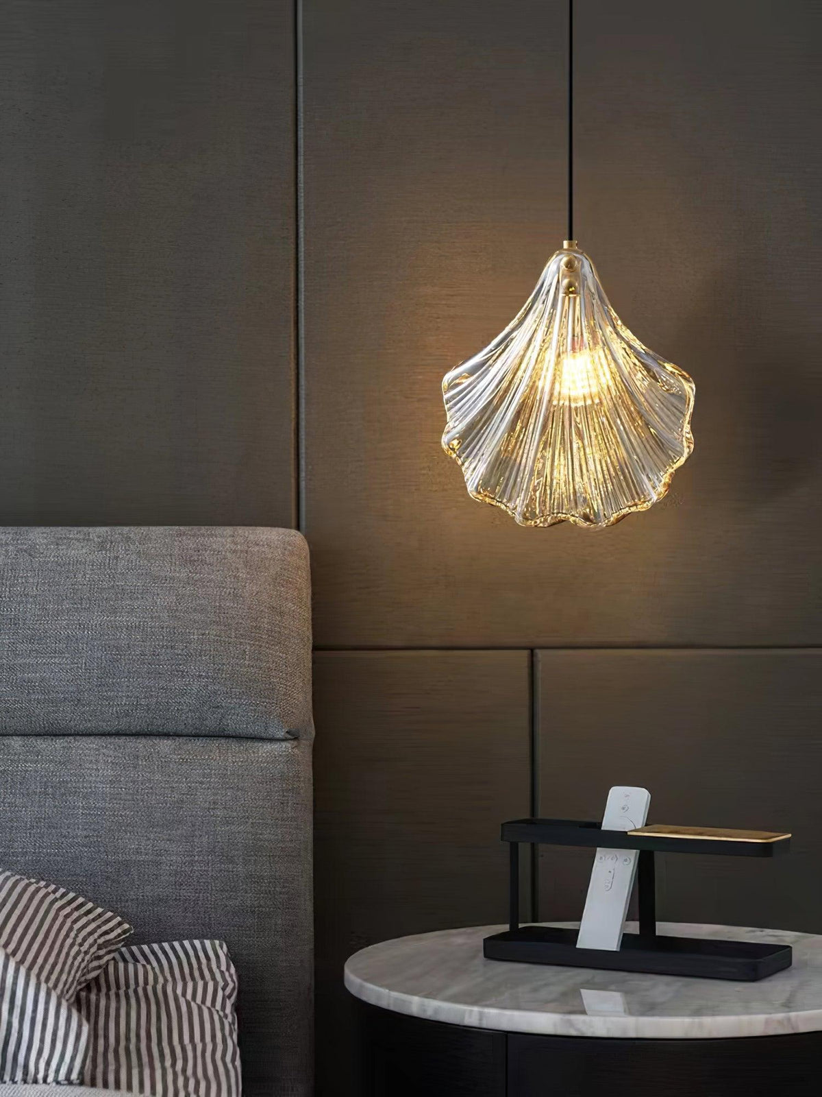 Veda hanglamp van glas met schelpontwerp, artistiek en elegant