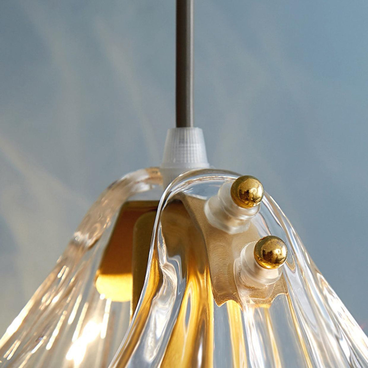 Veda hanglamp van glas met schelpontwerp, artistiek en elegant