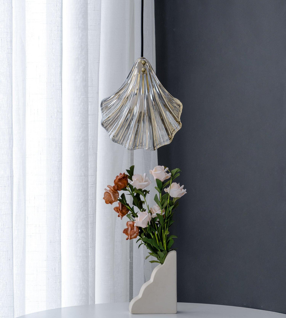 Veda hanglamp van glas met schelpontwerp, artistiek en elegant