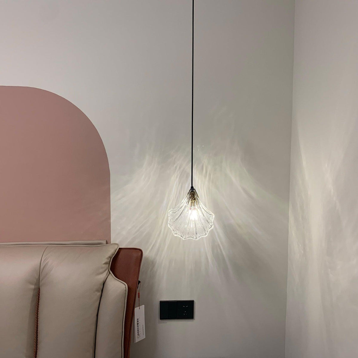 Veda hanglamp van glas met schelpontwerp, artistiek en elegant