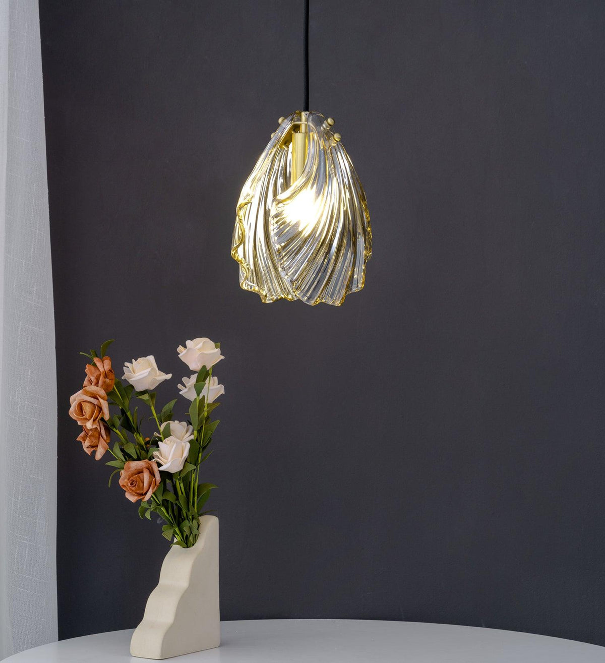 Veda hanglamp van glas met schelpontwerp, artistiek en elegant