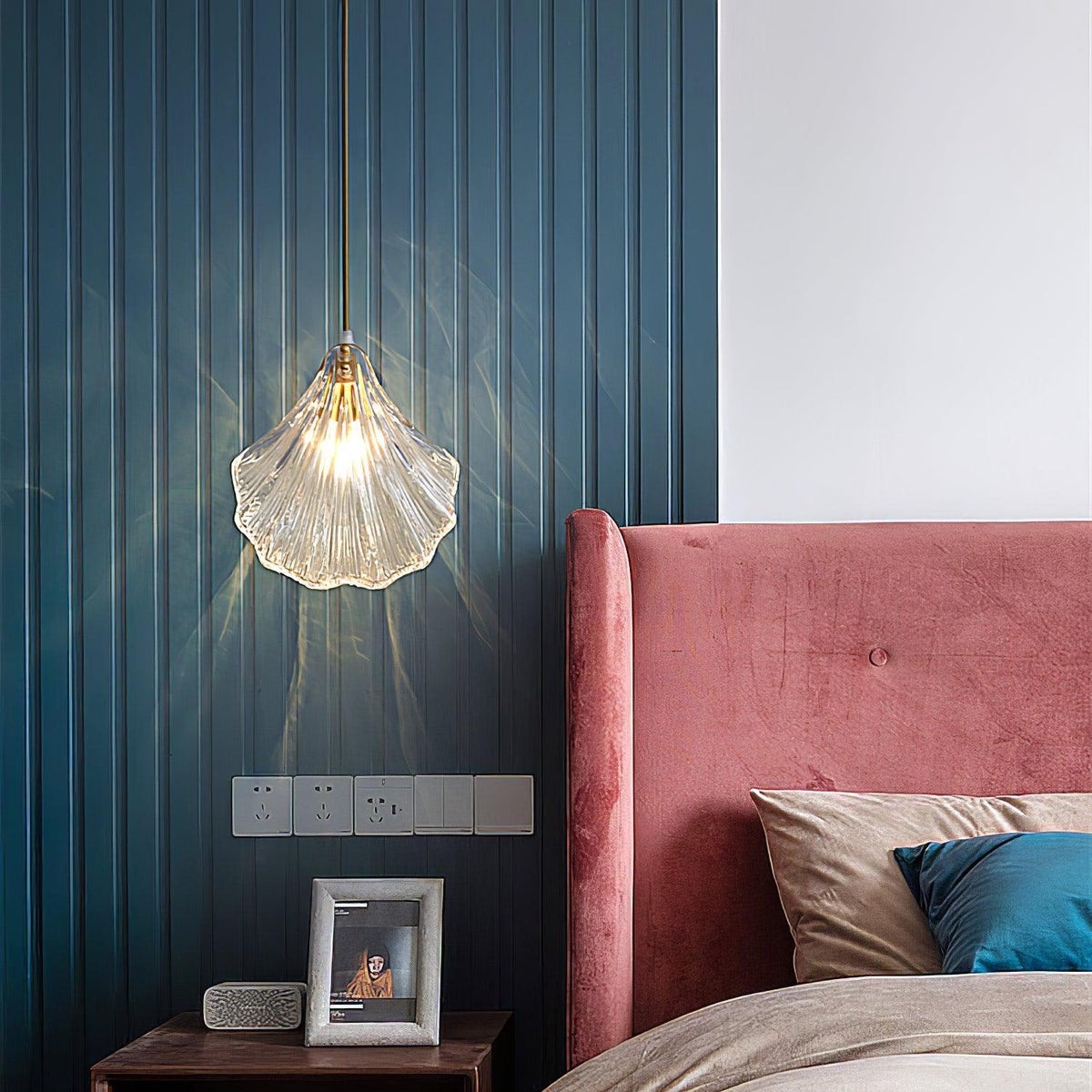 Veda hanglamp van glas met schelpontwerp, artistiek en elegant