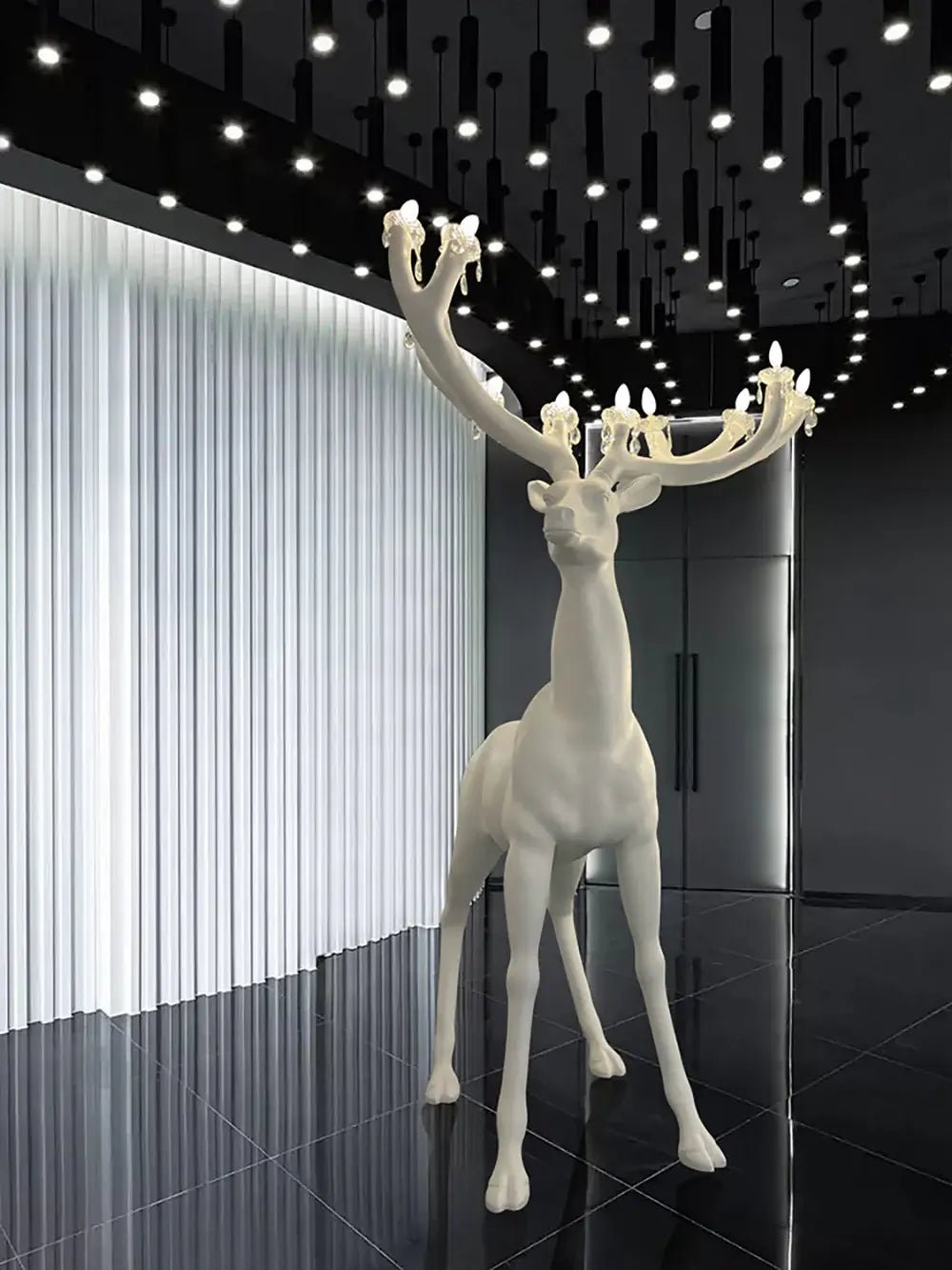 Veluaine vloerlamp hertfiguur speels artistiek