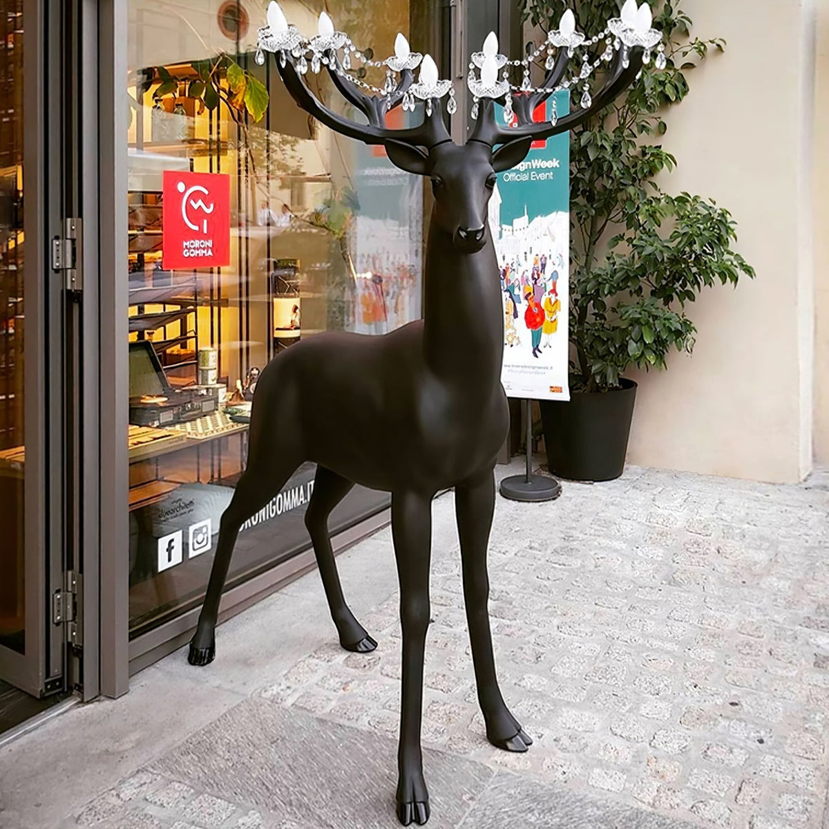 Veluaine vloerlamp hertfiguur speels artistiek