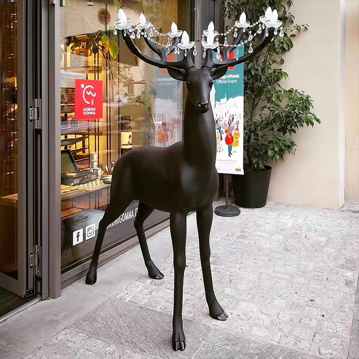 Veluaine vloerlamp hertfiguur speels artistiek