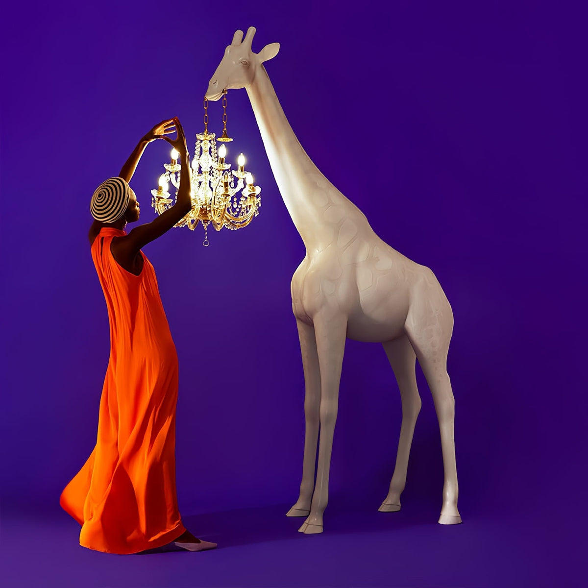 Veluaine vloerlamp hertfiguur speels artistiek