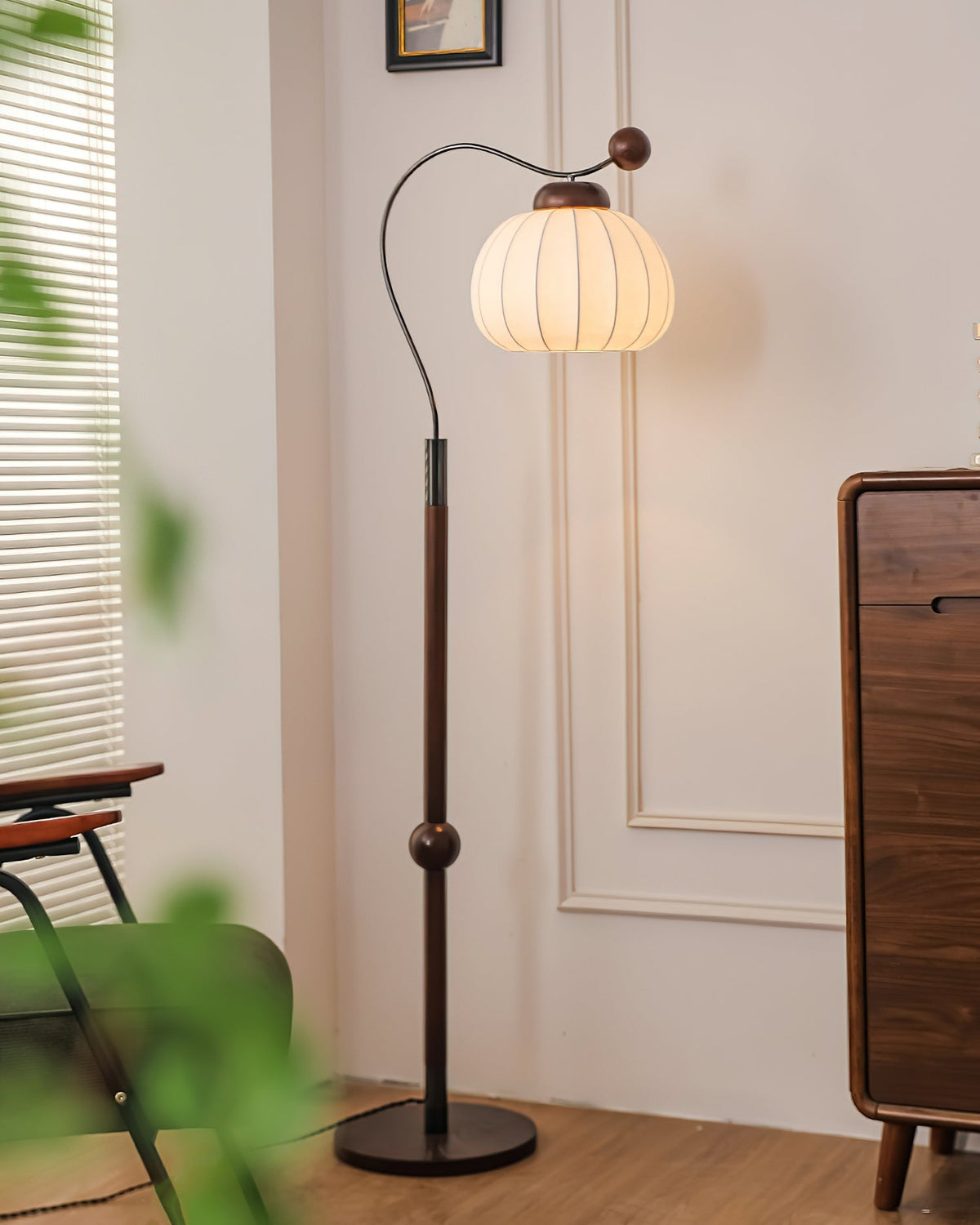 Devenor vloerlamp van zijde en walnoothout met goudkleurige afwerking