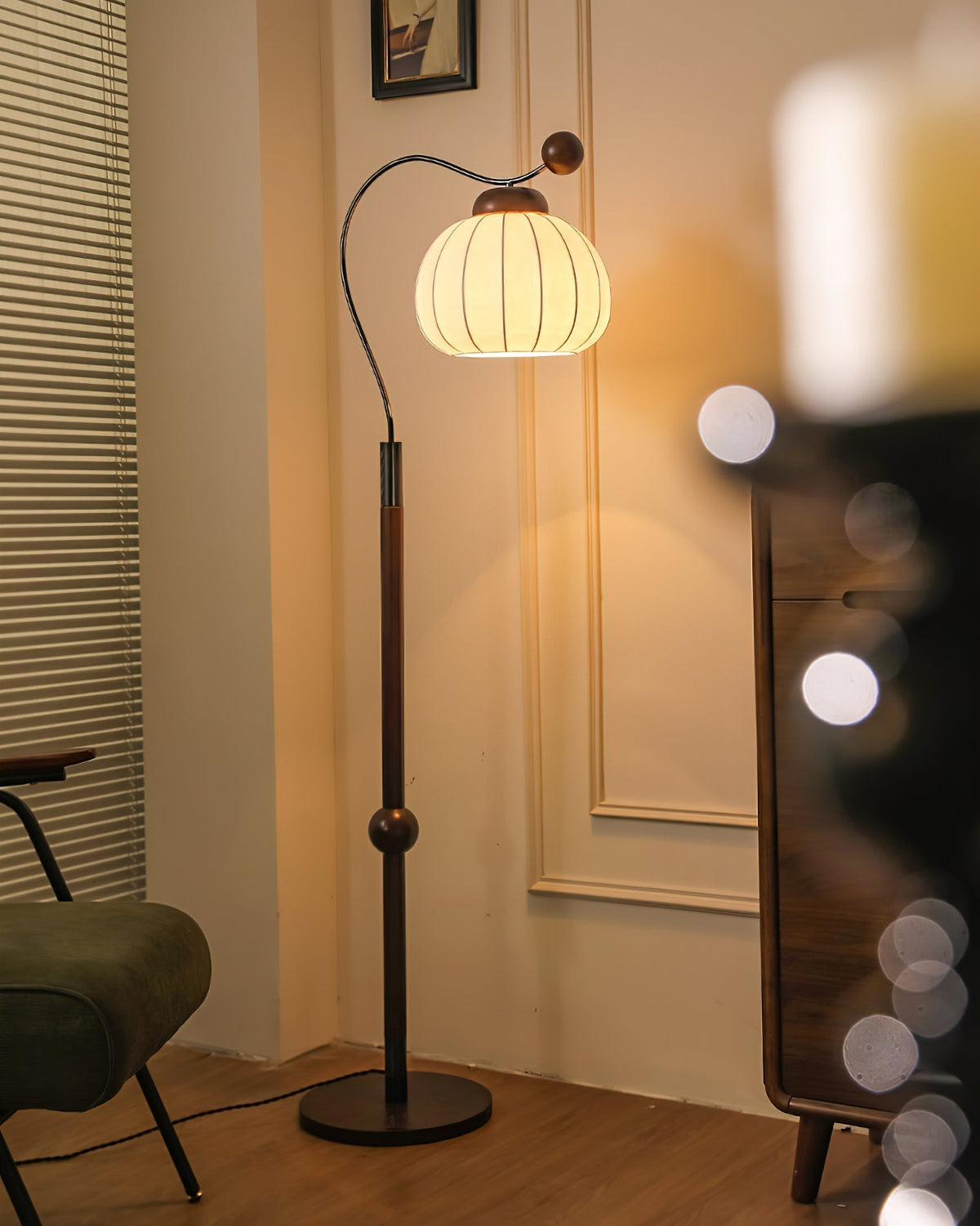Devenor vloerlamp van zijde en walnoothout met goudkleurige afwerking