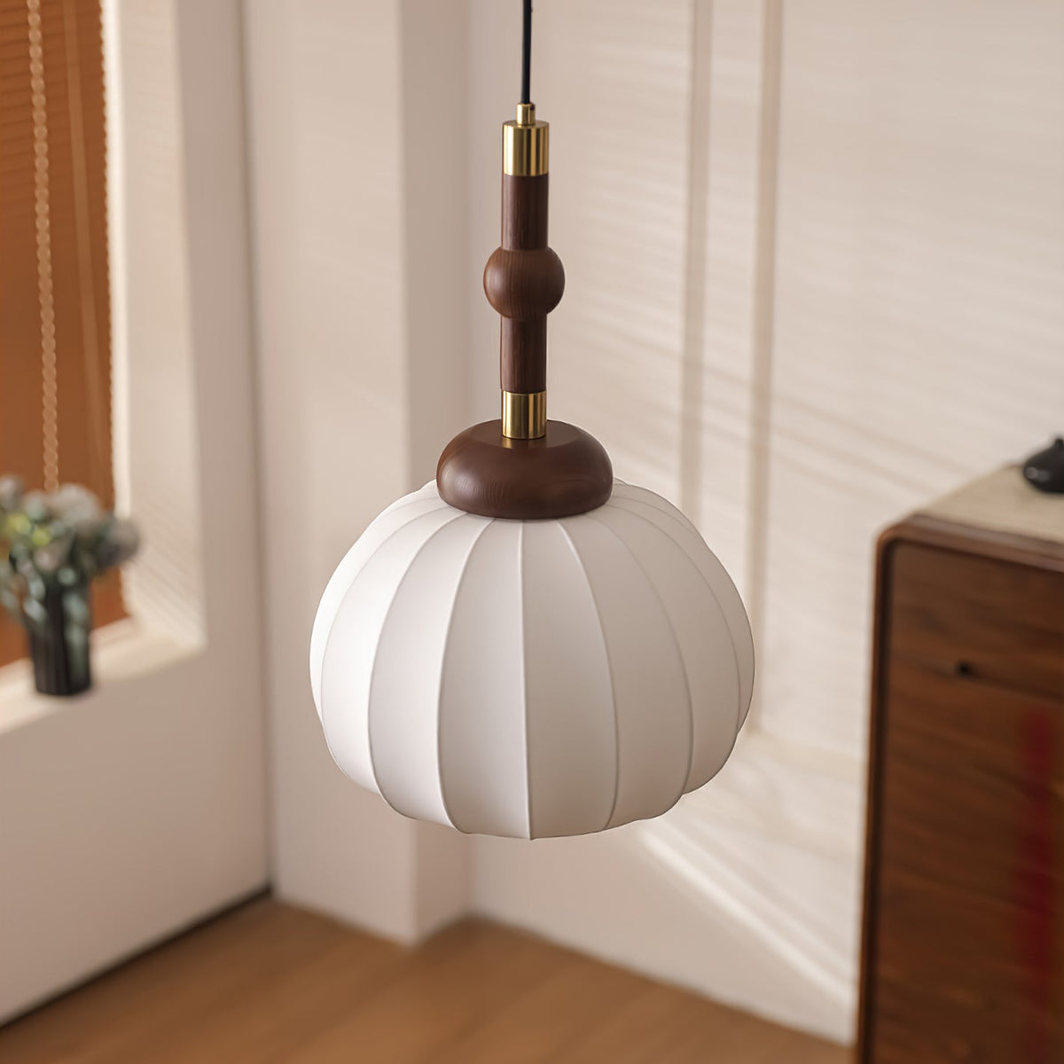 Livenor hanglamp van zijde en hout in Scandinavische stijl