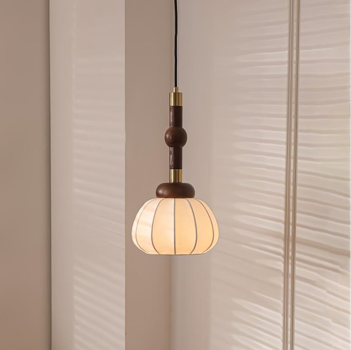 Livenor hanglamp van zijde en hout in Scandinavische stijl