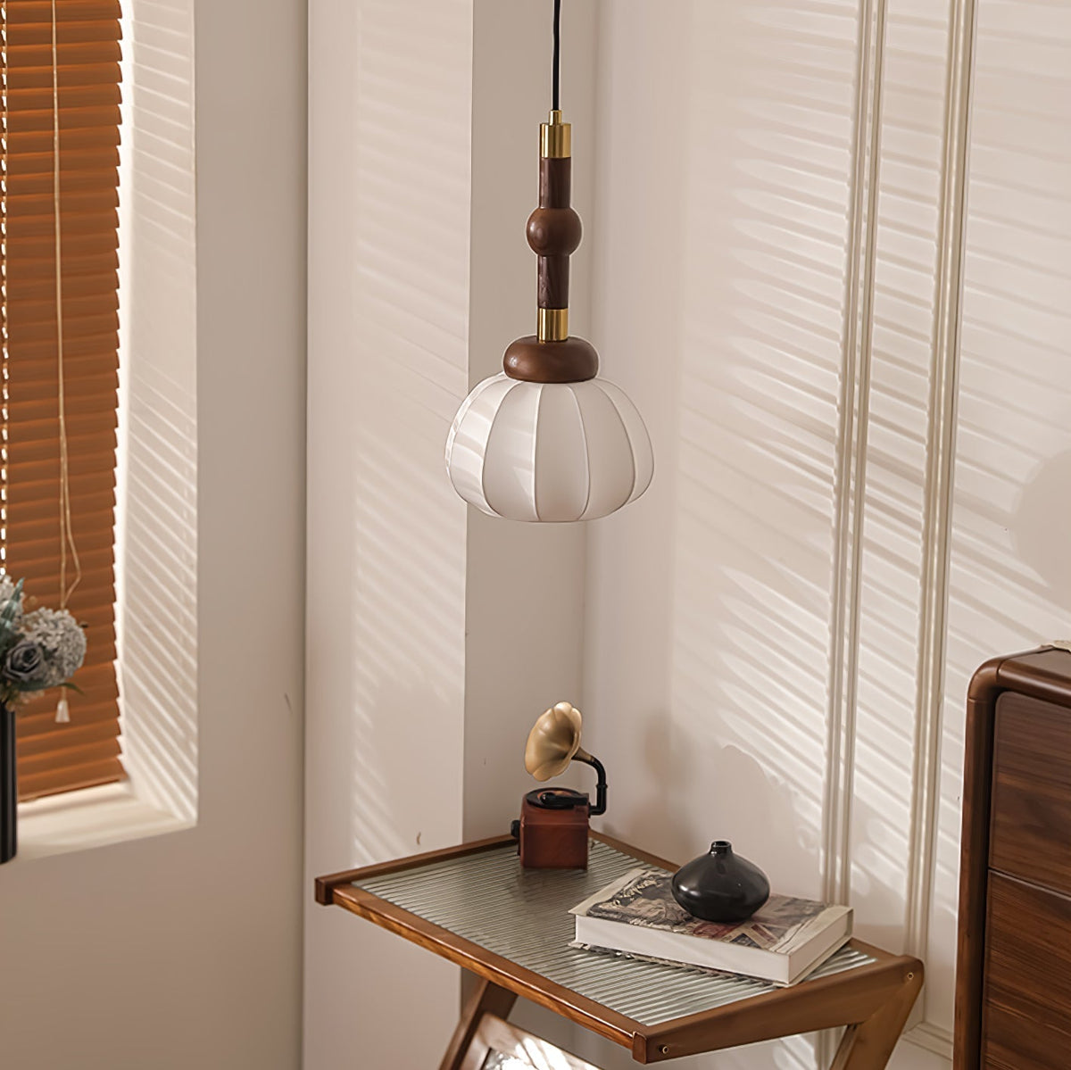 Livenor hanglamp van zijde en hout in Scandinavische stijl