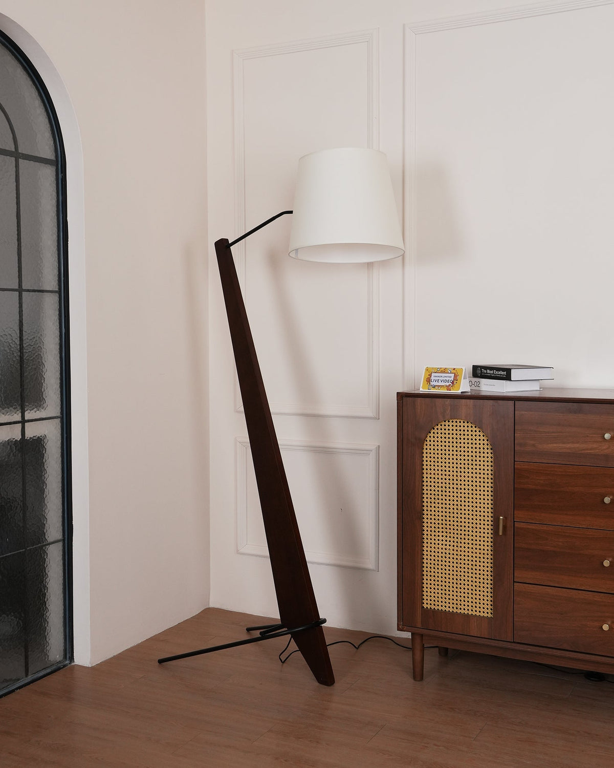 Vyran vloerlamp van walnoothout en beige stof