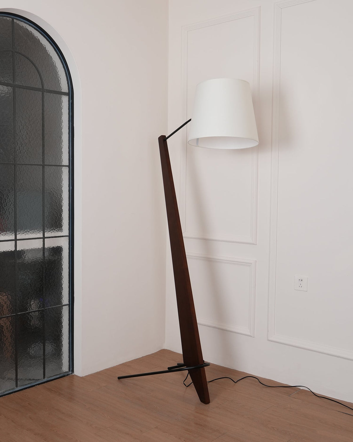 Vyran vloerlamp van walnoothout en beige stof