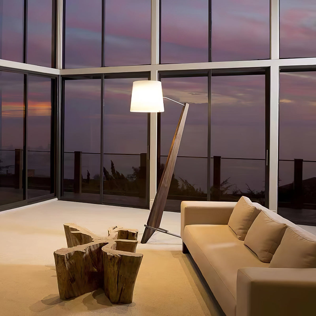 Vyran vloerlamp van walnoothout en beige stof